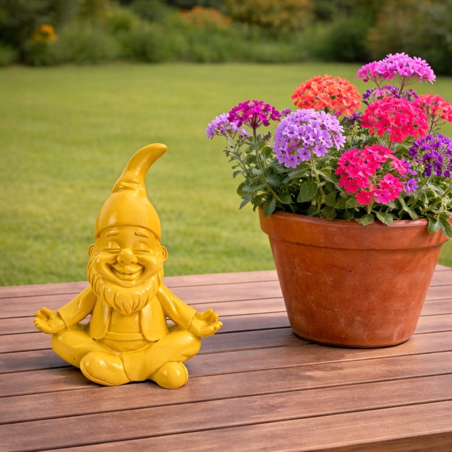 Online-Fuchs Gartenfigur für draußen - Lustiger Gartenzwerg in Yoga-Position - Deko Figuren, (wetterfest, moderne knallige Farben), Geschenkidee für Frühling, Sommer und Herbst - 16 cm groß