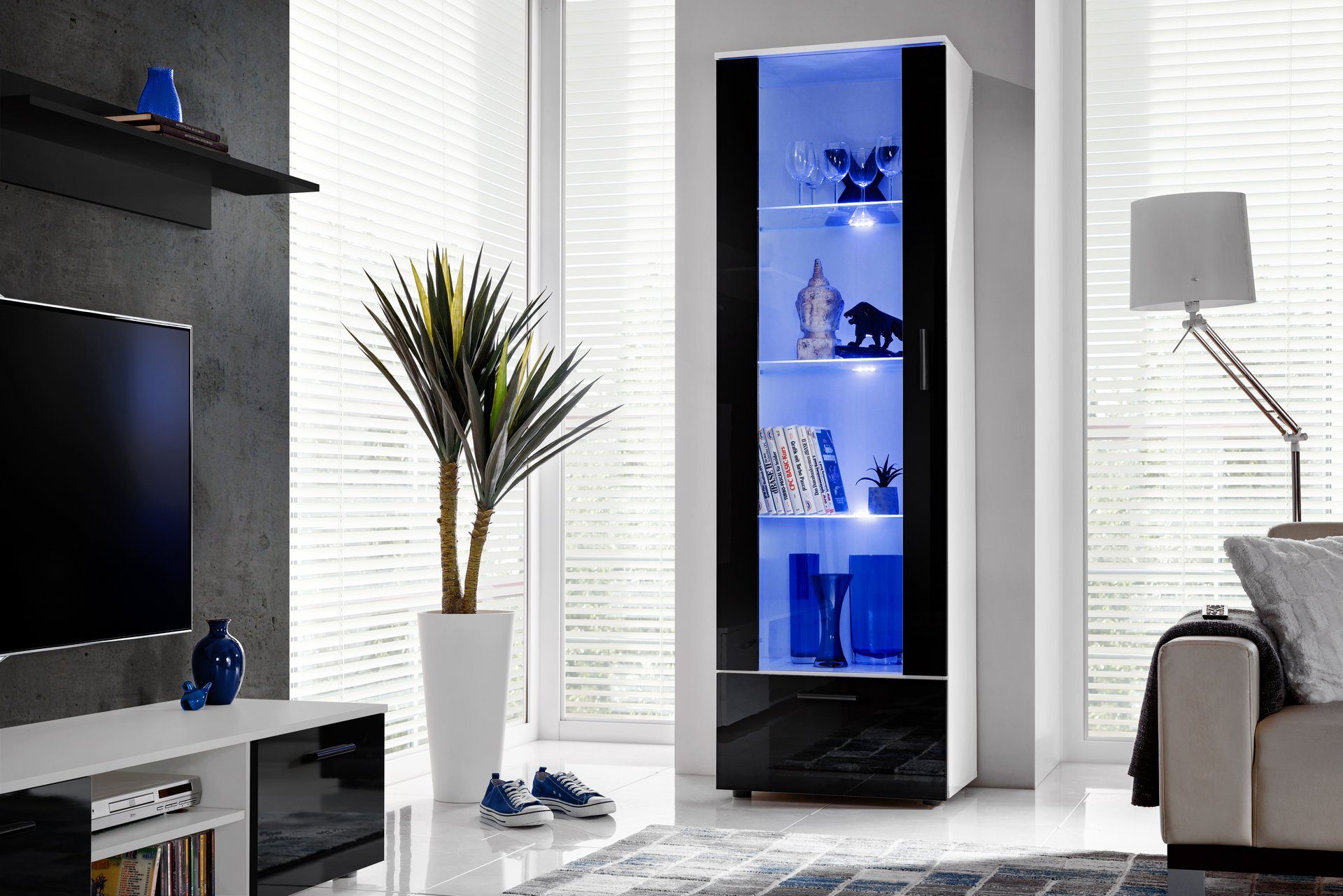 99rooms Vitrine Teka III (Standvitrine, Glasvitrine, Wohnmöbel) wahlweise mit LED-Beleuchtung, mit Glaseinsatz, viel Stauraum, Modern Design, variabel stellbar, aus Holzwerkstoff