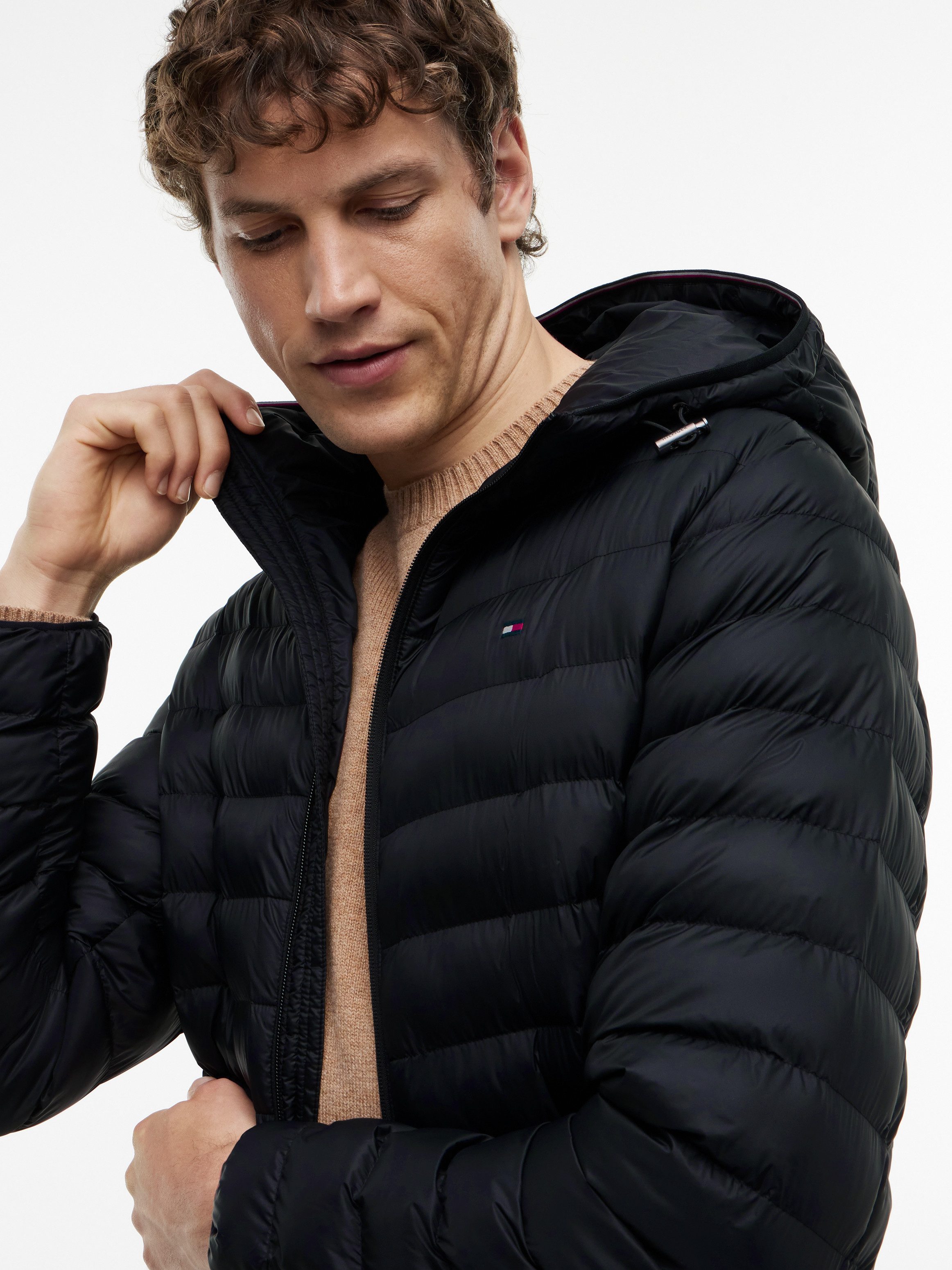 Tommy Hilfiger Steppjacke PACKABLE RECYCLED HOODED sportive Kapuze mit Global Stripe – Bild 3 von 5