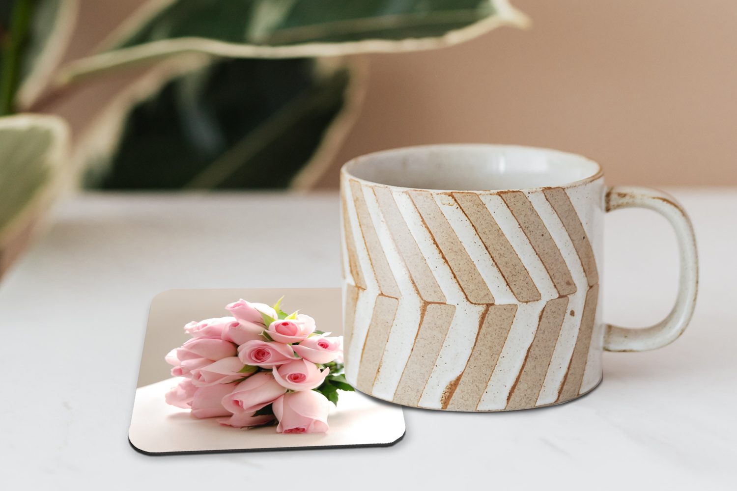 MuchoWow Glasuntersetzer Ein weißen Tasse auf rosa Blumenstrauß 6-tlg., Tisch, aus Zubehör für einem Gläser, Rosen Untersetzer, Tischuntersetzer, Korkuntersetzer, Glasuntersetzer