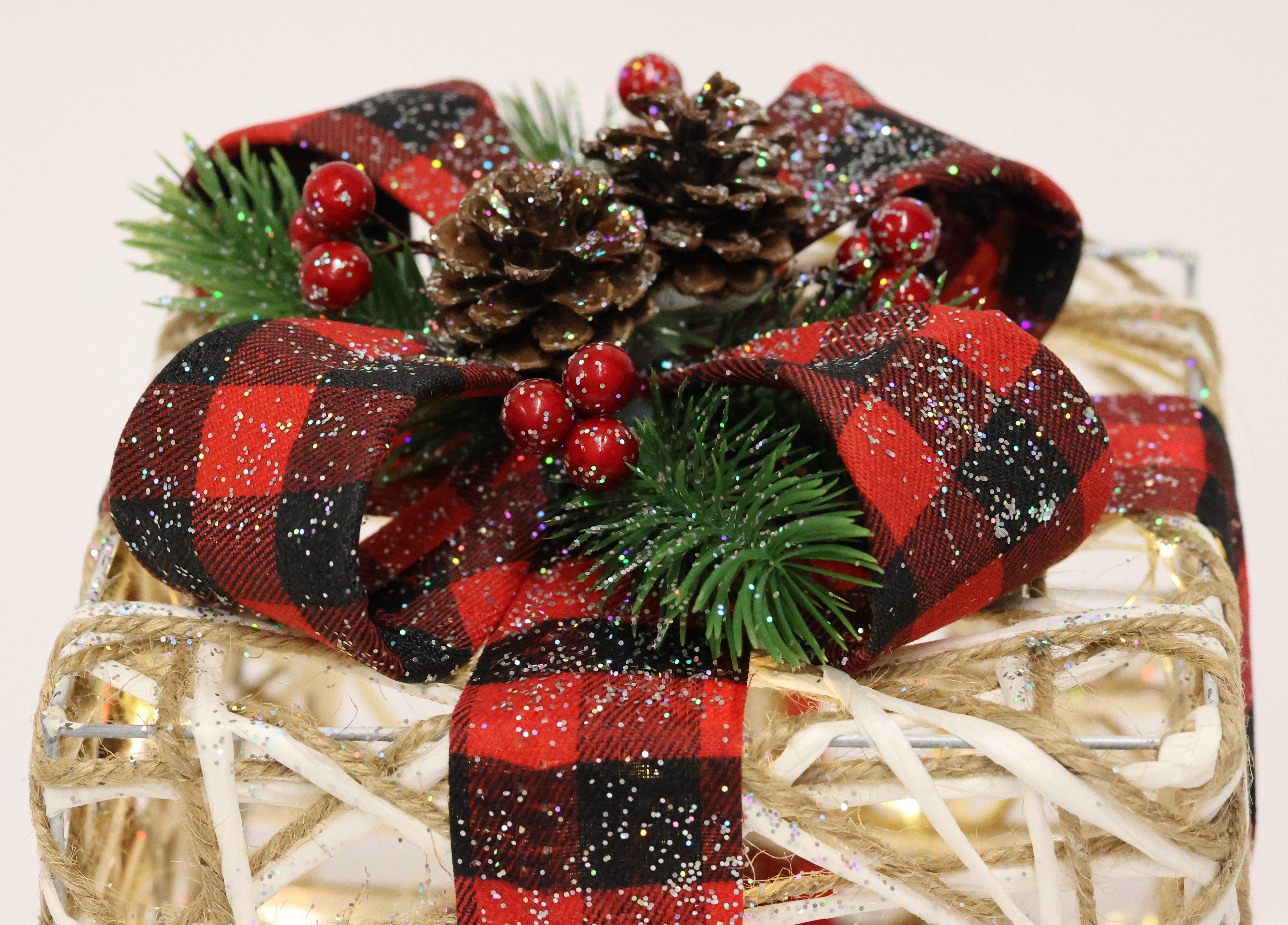 I.GE.A. Dekofigur Weihnachtsfigur Leuchtfigur LED-Geschenk mit Schleife (1 St), Geschenkpaket Schleife Tanne Beeren Zapfen Weihnachtsdeko beleuchtet – Bild 4 von 4