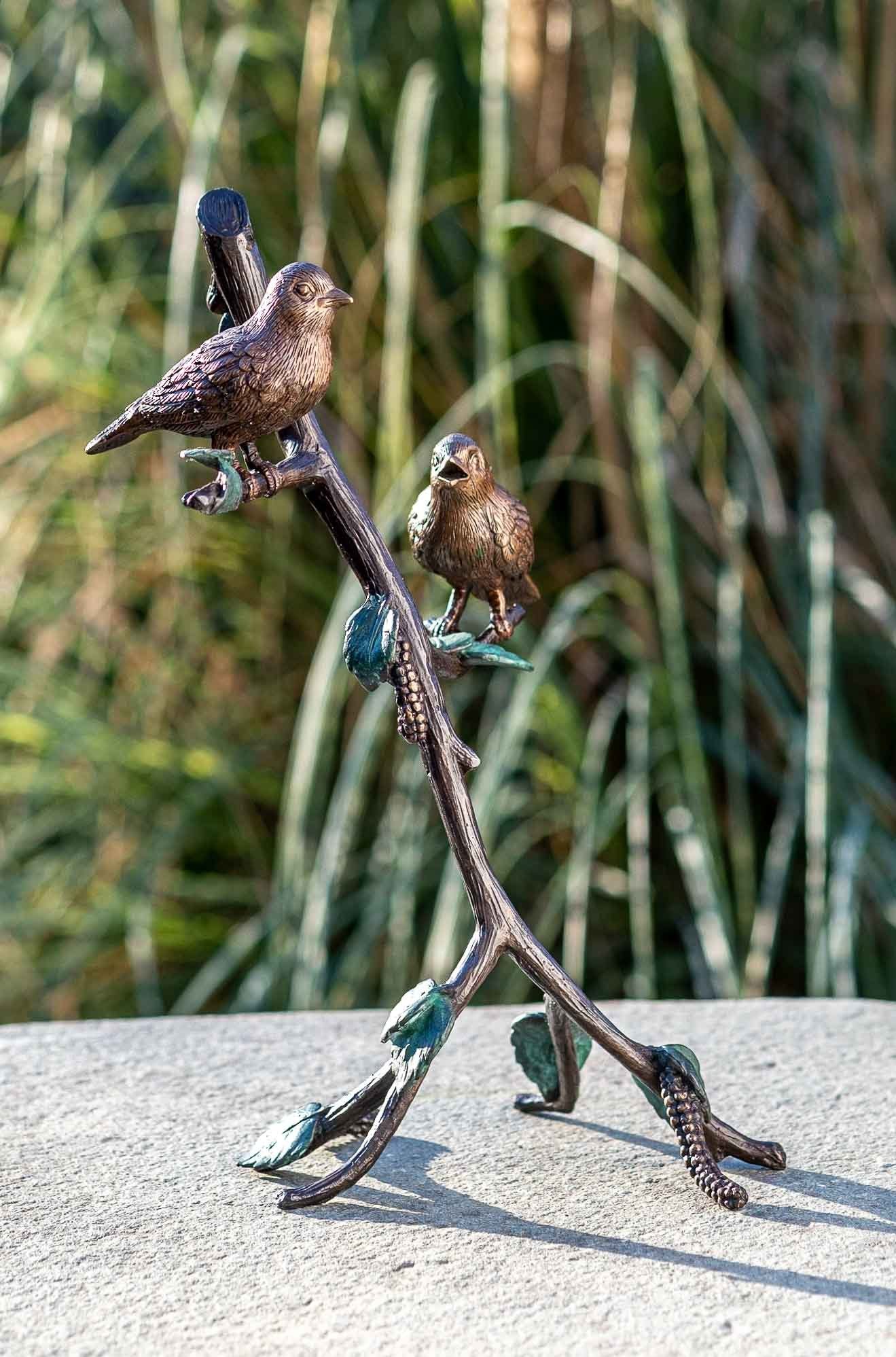 IDYL Gartenfigur IDYL Bronze-Skulptur Zwei auf Bronze gegossen Wachsausschmelzverfahren patiniert. werden gegen Modelle und Regen von Langlebig robust und – Die in witterungsbeständig Ast, – sehr Bronze in Frost, UV-Strahlung. Hand – Vögel