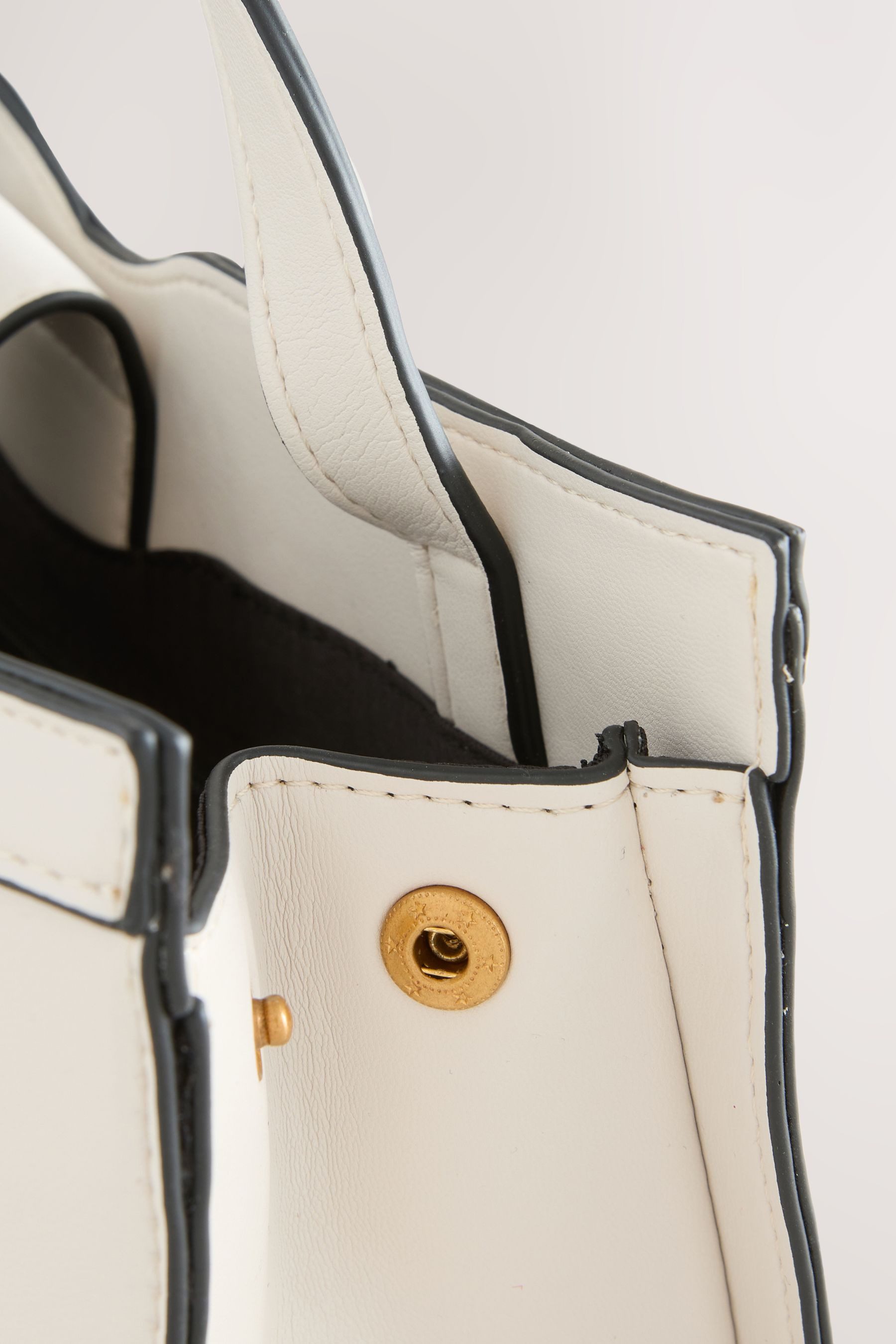 Next Schultertasche Strukturierte Schultertasche (1-tlg)