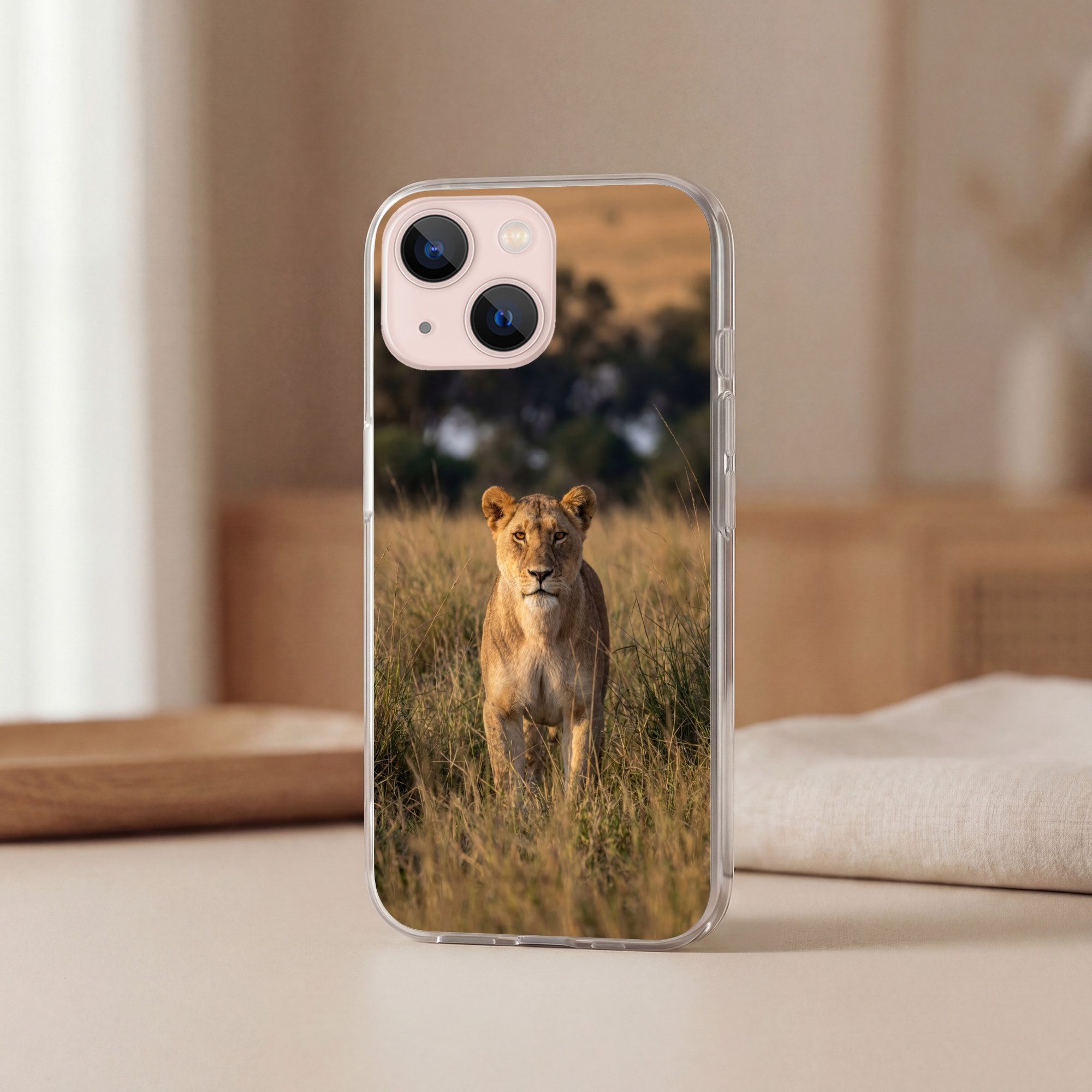 MuchoWow Handyhülle für Apple iPhone 13 Löwin - Gras - Gelb, Smartphone-Bumper, Print, Handy Schutzhülle Dünn