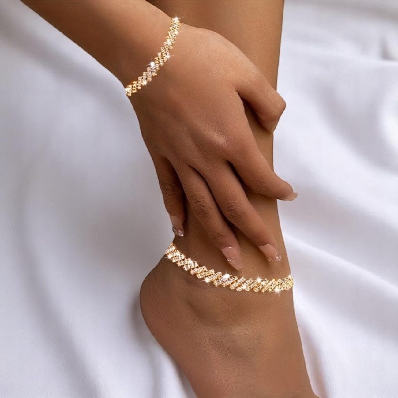 KARMA Schmuckset Fußkettchen und Armband Silber oder Gold 2er Set (Damenschmuck Kristalle, Strand, Urlaub, Abendmode), Fußschmuck Damenarmband Silberarmband Fusskette