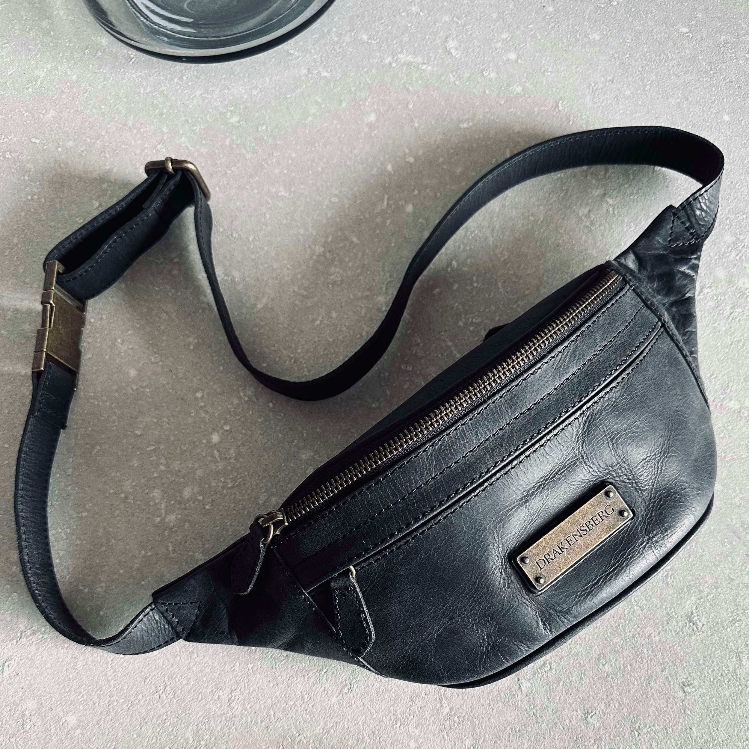 DRAKENSBERG Bauchtasche »Mel« Vintage-Schwarz, Damen, Herren, elegante Hüfttasche, Gürteltasche, Sling Bag aus Leder