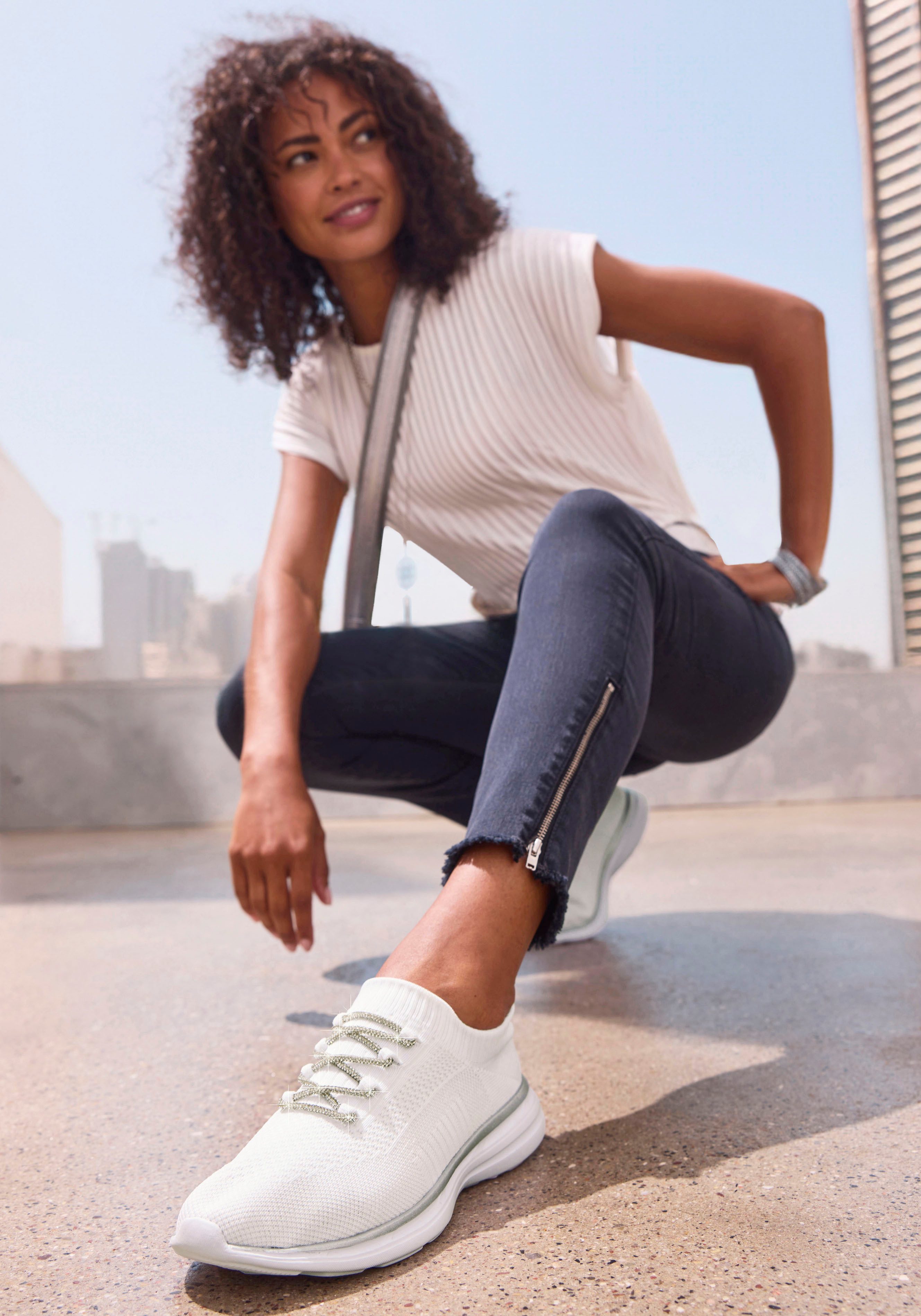 LASCANA Slip-On-Sneaker, Slipper, Freizeitschuh, Sneaker mit modischer Glitzerschnürung VEGAN