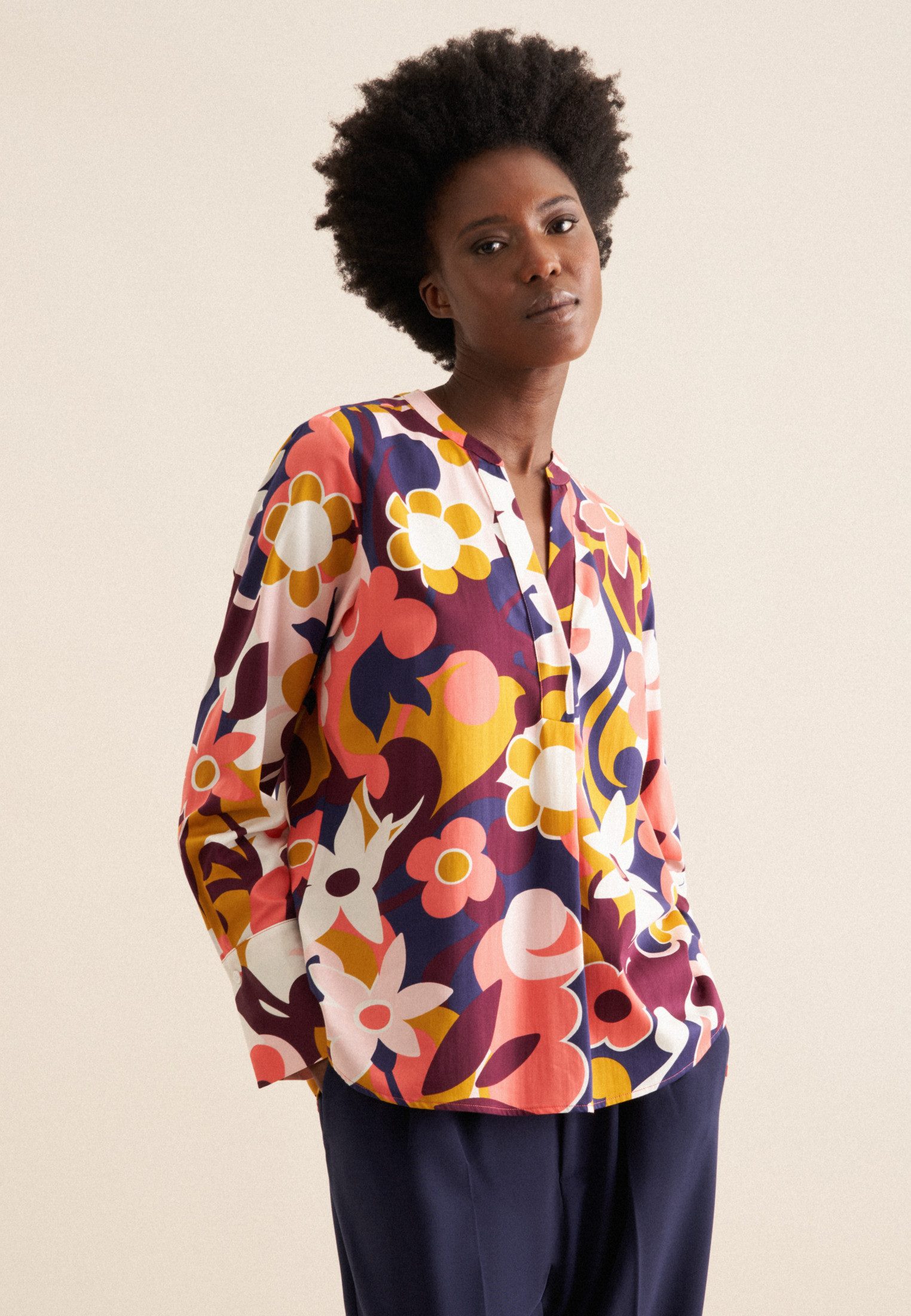 Klassische Bluse Schwarze Rose
