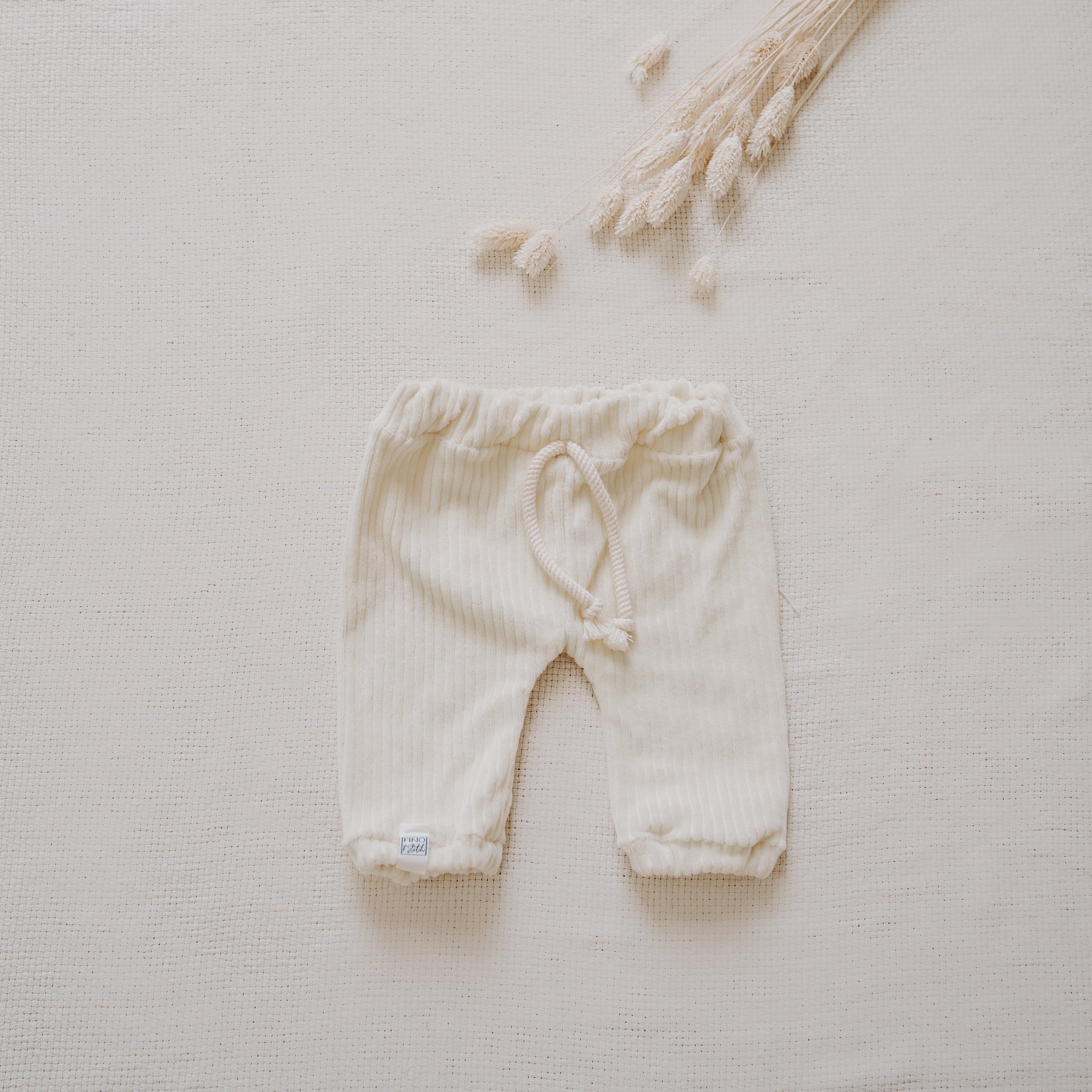 FINO & Stitch Kreativset DYI Nähset - Kuschel-Cord Jogger Pants Baby&Kids - zugeschnitten weiß