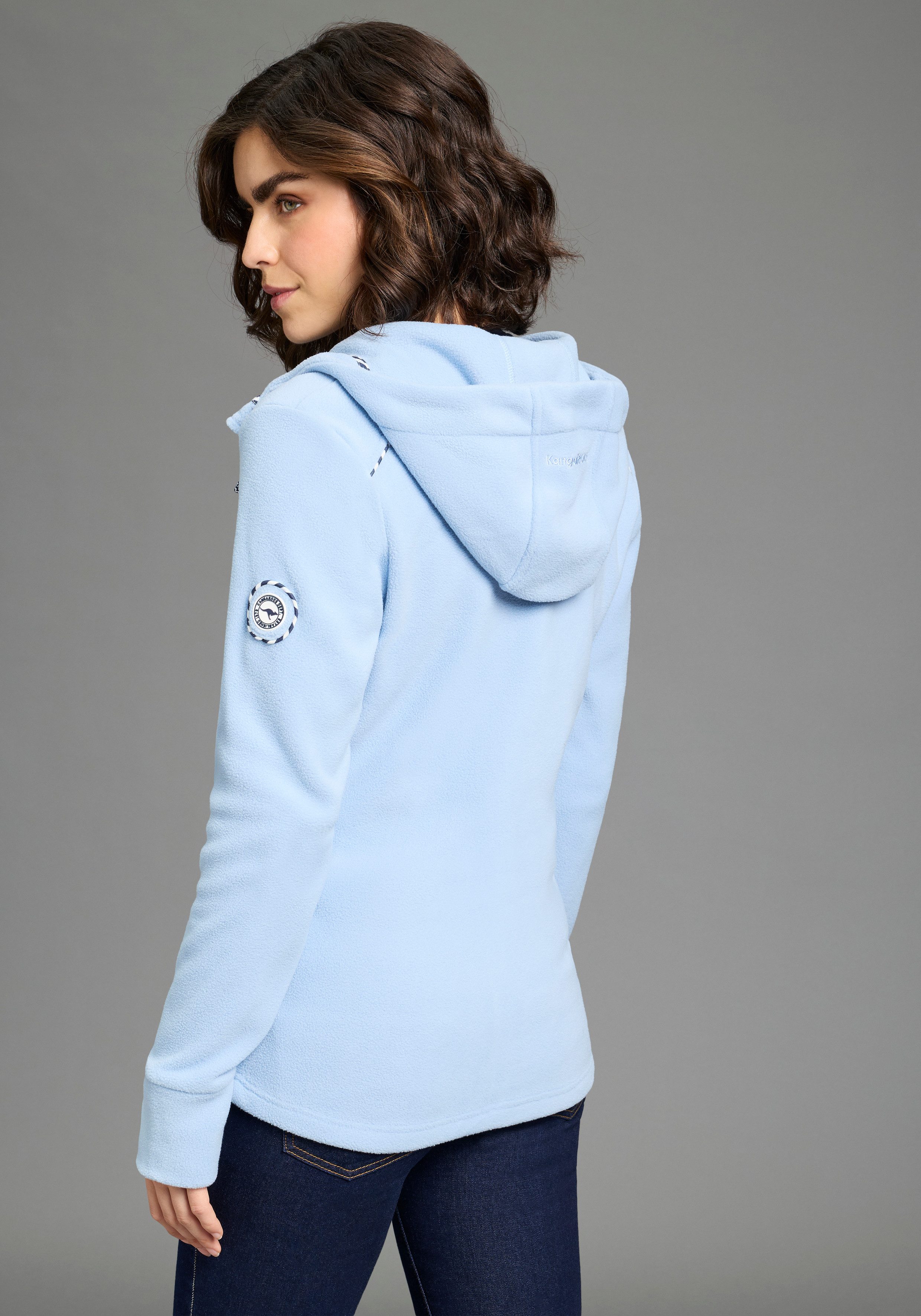 KangaROOS Fleecejacke figurbetonte Passform, mit Kapuze und Kordelzug, Übergangsjacke. € 49,99, (€ 49,99 pro 1 Stk).