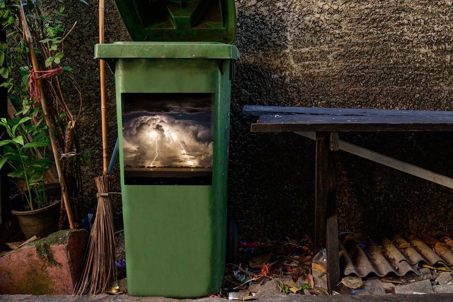 Mülltonne, Nacht Wandsticker Byron Abfalbehälter Stürmische St), (1 Container, Mülleimer-aufkleber, Sticker, MuchoWow Bay über