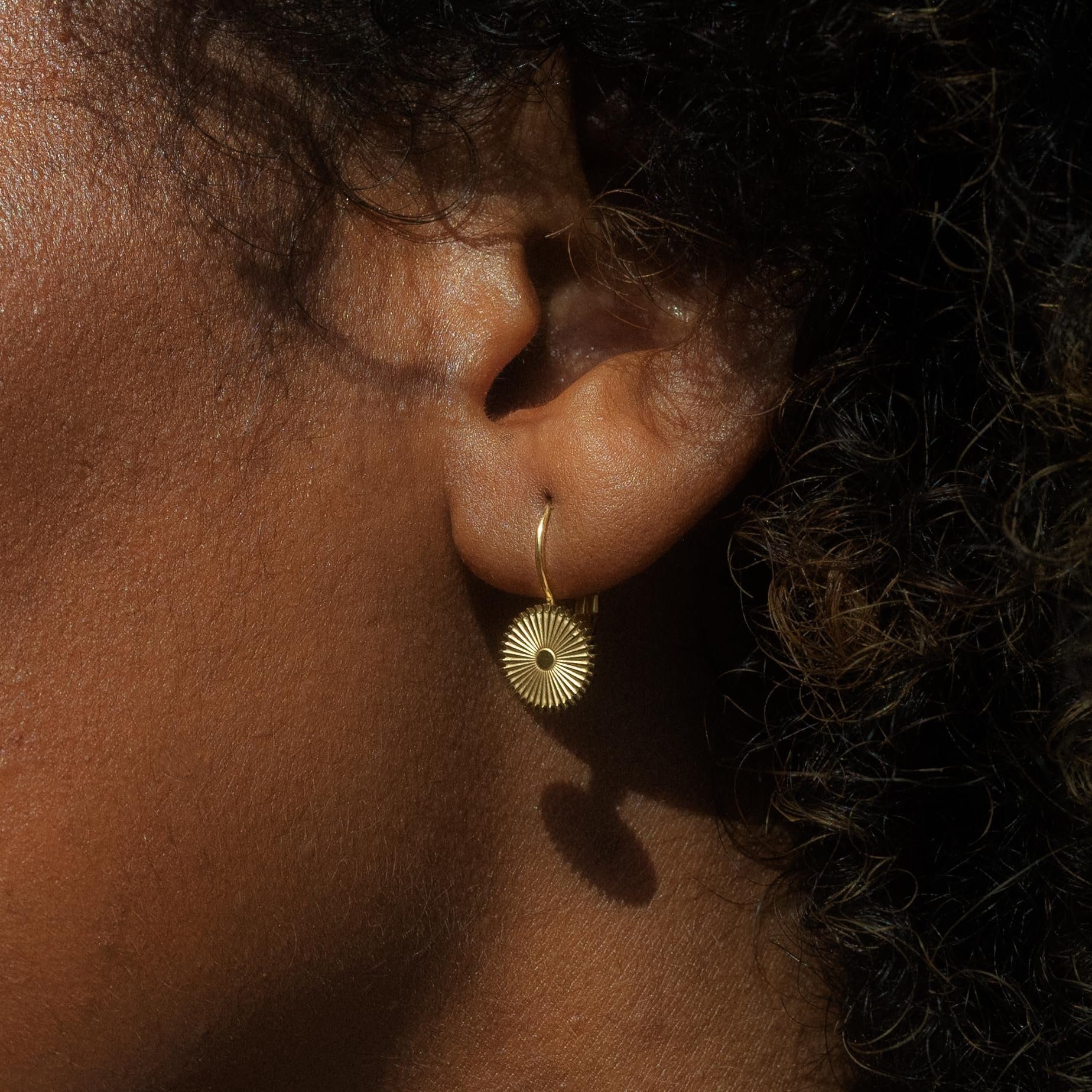 Made by Nami Paar Ohrstecker Goldene Ohrringe Damen mit Sonne Boho Schmuck aus Edelstahl, Wasserfest für Sommer Outfits