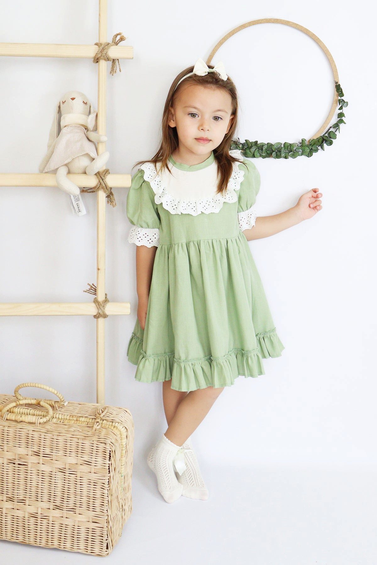 Parla Kids Sommerkleid Grünes Kleid kurzärmelig mit Rüschensaum Spitzendetails und Haarband (2-tlg) Spitzendetails - Haarband - Rüschensaum