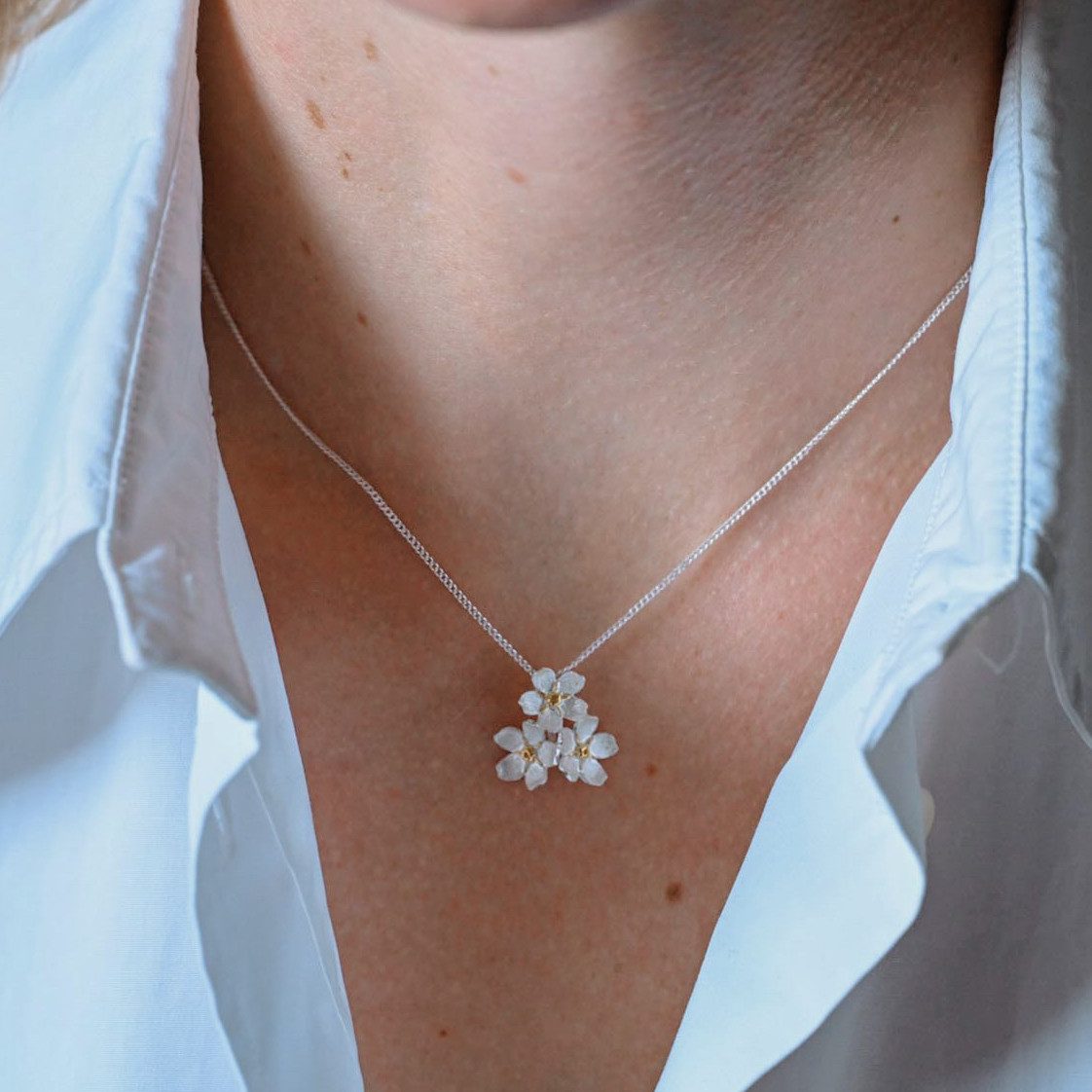 Runde Perlé Kette mit Anhänger große Vergissmeinnicht Blumen, handgefertigt günstig online kaufen