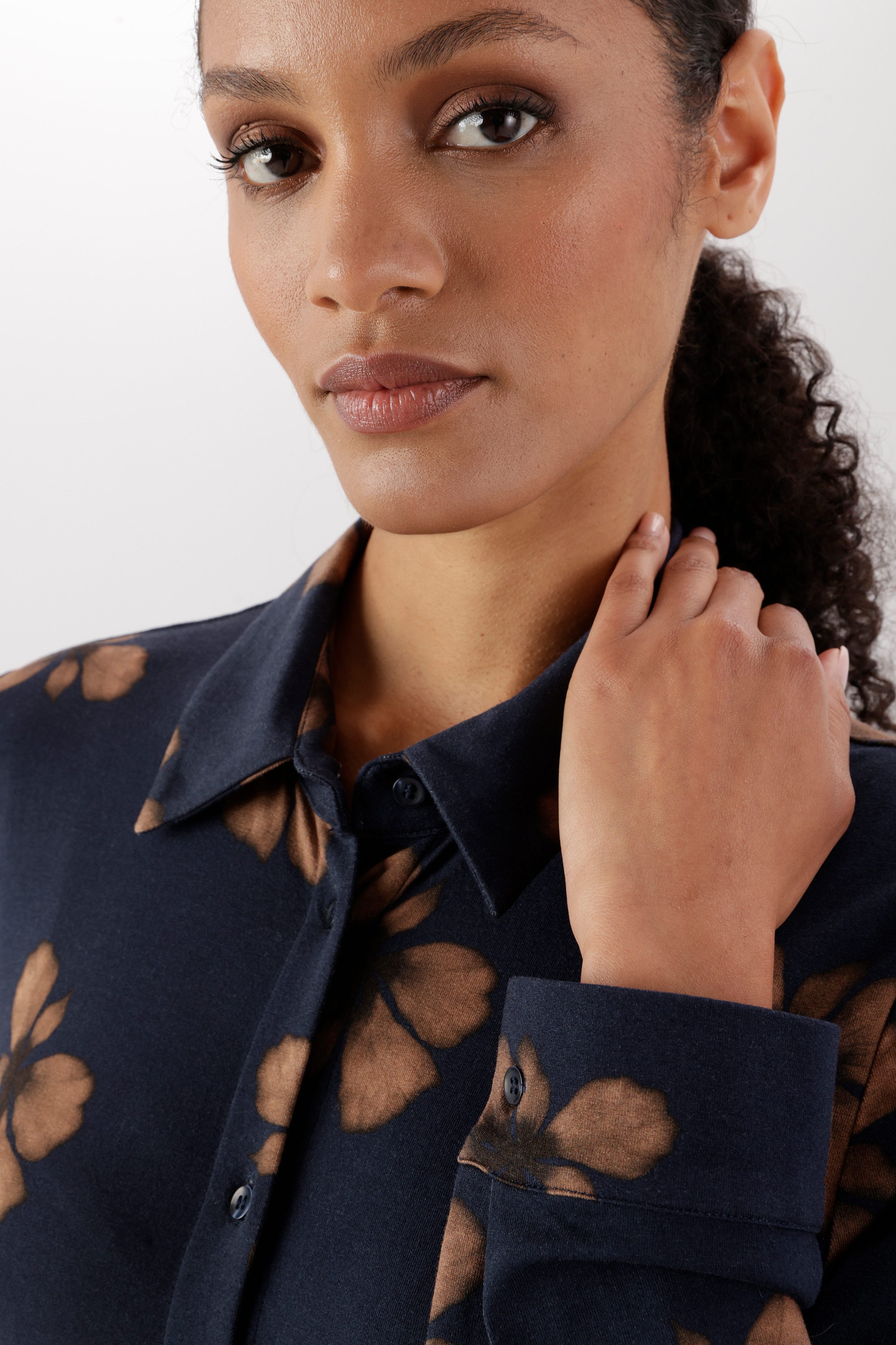 Aniston SELECTED Midikleid mit Blumenblüten-Print und abnehmbaren Bindeband - NEUE KOLLEKTION – Bild 3 von 5