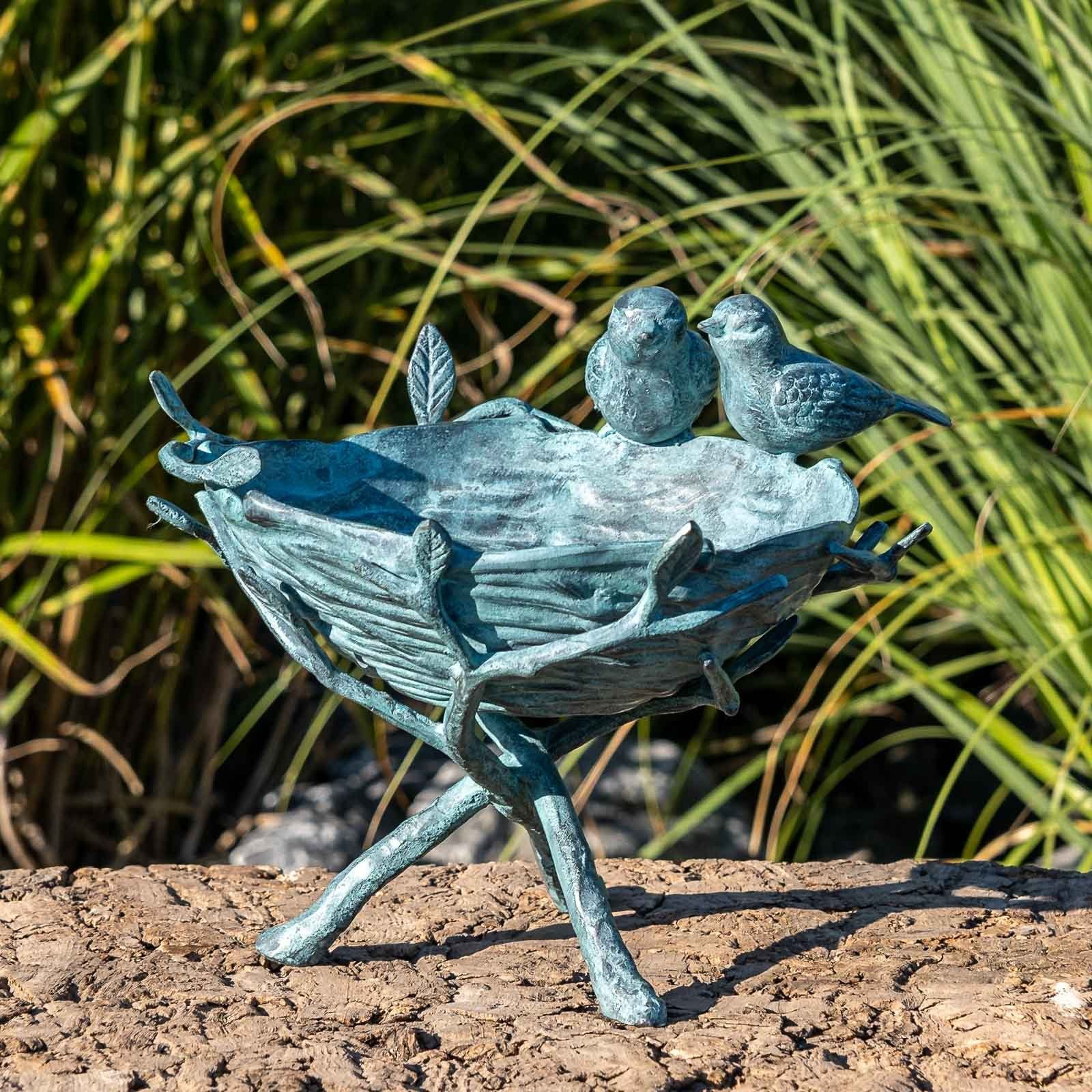 IDYL Gartenfigur IDYL Bronze-Skulptur Zwei Vögel auf einem Vogelnest, Bronze – sehr robust – Langlebig – witterungsbeständig gegen Frost, Regen und UV-Strahlung. Die Modelle werden in Wachsausschmelzverfahren in Bronze gegossen und von Hand patiniert.