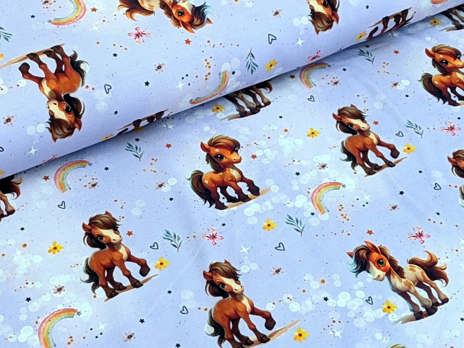 Corileo Stoff Eigenproduktion Baumwolljersey Rainbow Pony auf Flieder Stoff