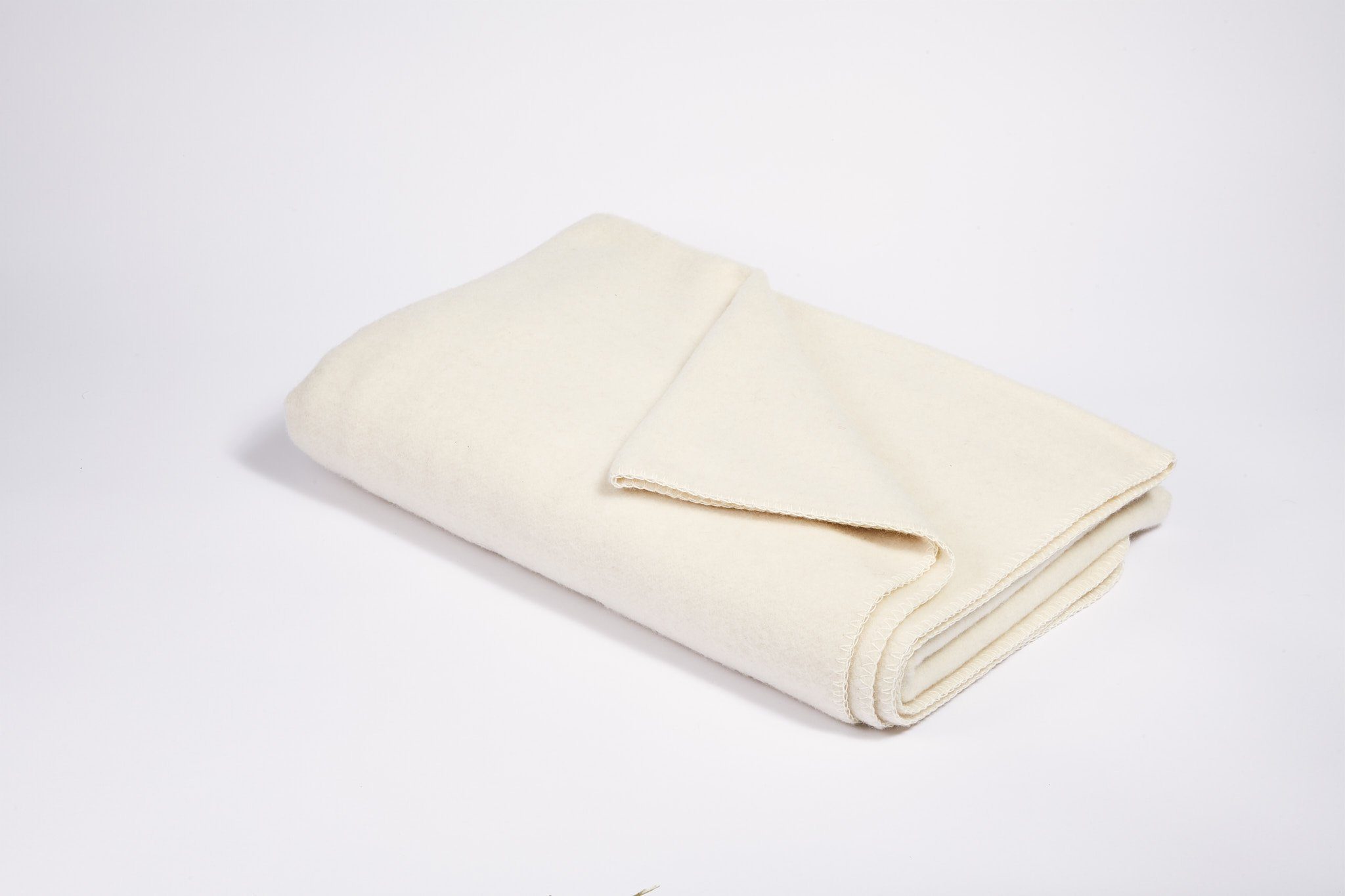 Outdoordecke Die Kleine – Merino-Decke 70 cm x 100 cm (270 g), Kaipara - Merino Sportswear, aus reiner Merinowolle Made in Germany Wollweiß | Wohndecken