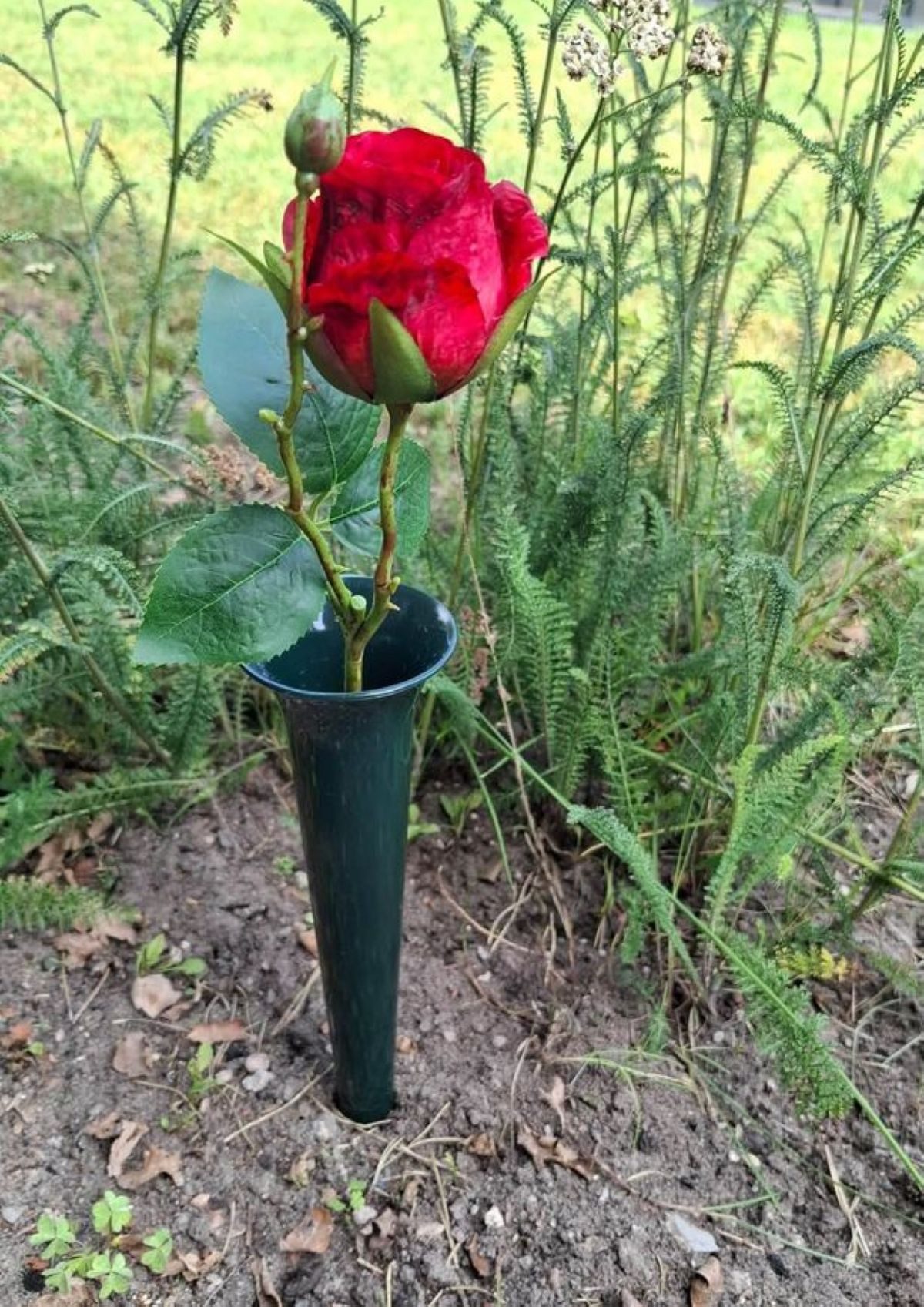 meytrade Bodenvase Grabvase + Seidenrose in rot im Set als Grabschmuck für Friedhof (2 St), Grabschmuck