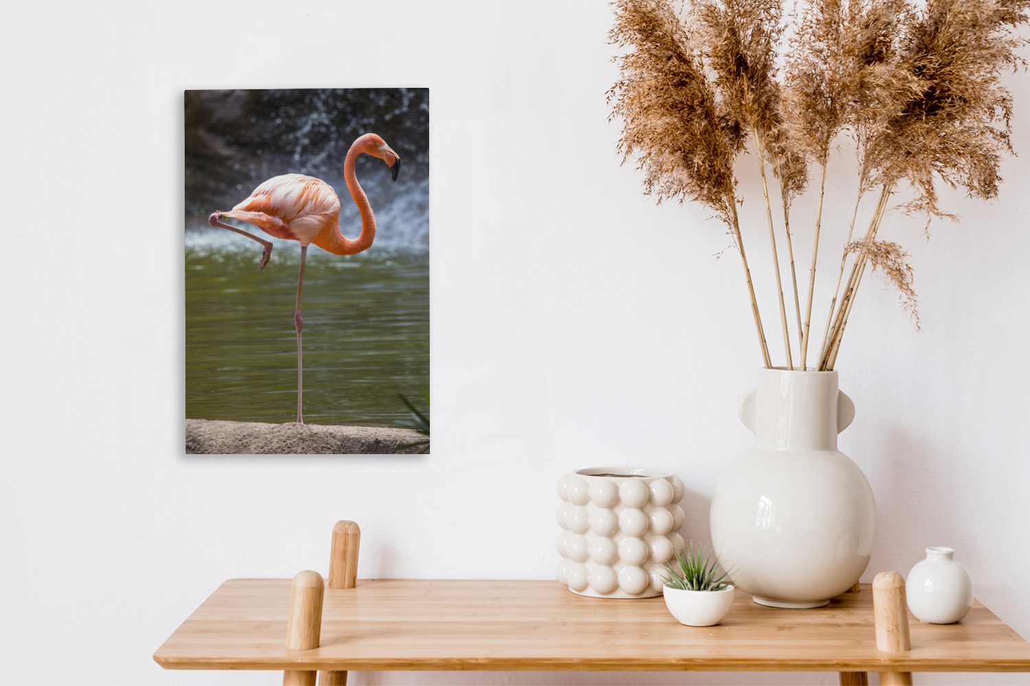 OneMillionCanvasses® Leinwandbild Ein Flamingo inkl. St), 20x30 Zackenaufhänger, Wasser, fertig Gemälde, (1 steht bespannt im cm Leinwandbild