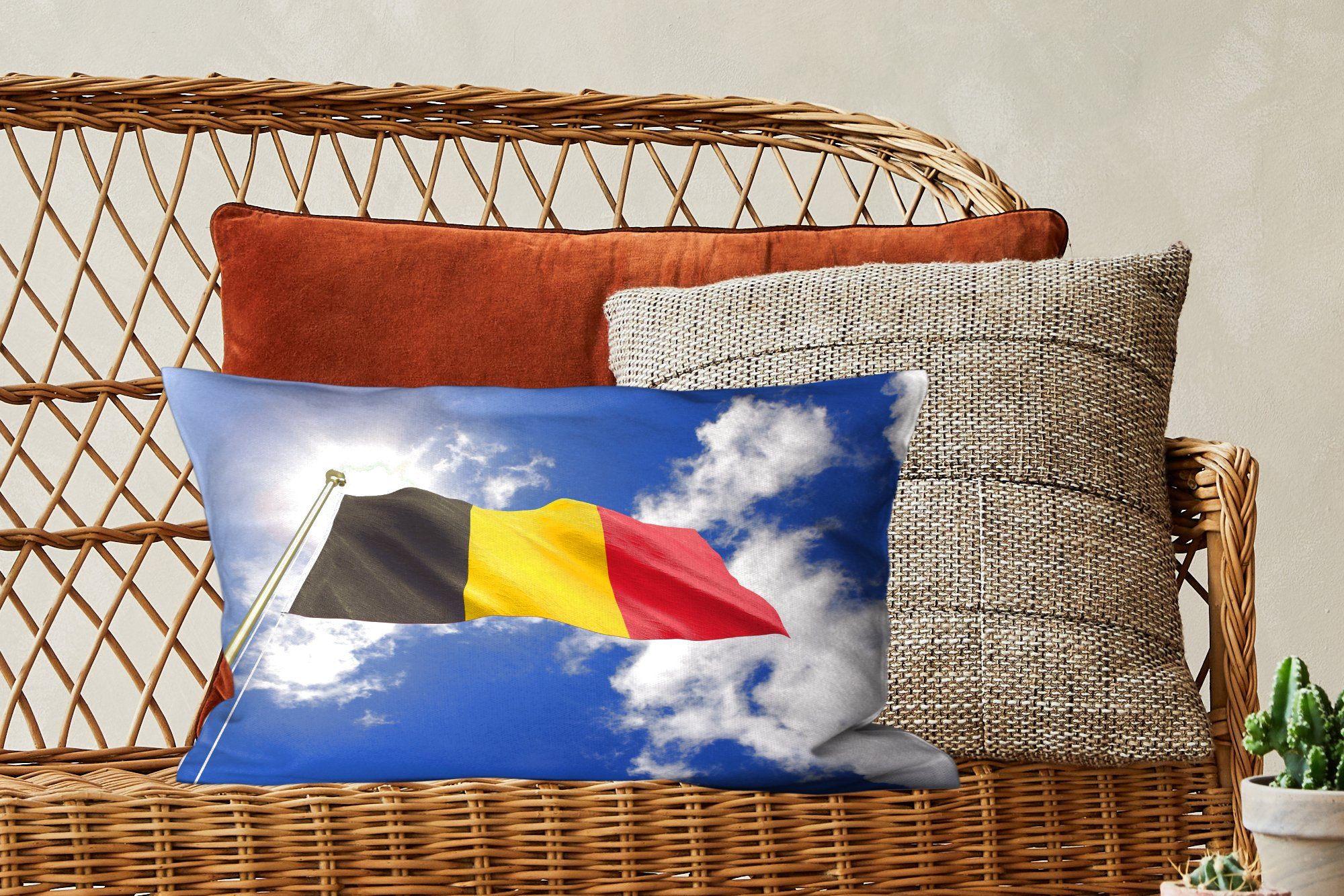 belgische am Füllung, Himmel, Dekokissen Wohzimmer Dekokissen MuchoWow Zierkissen, Dekoration, weht Die mit Flagge Schlafzimmer