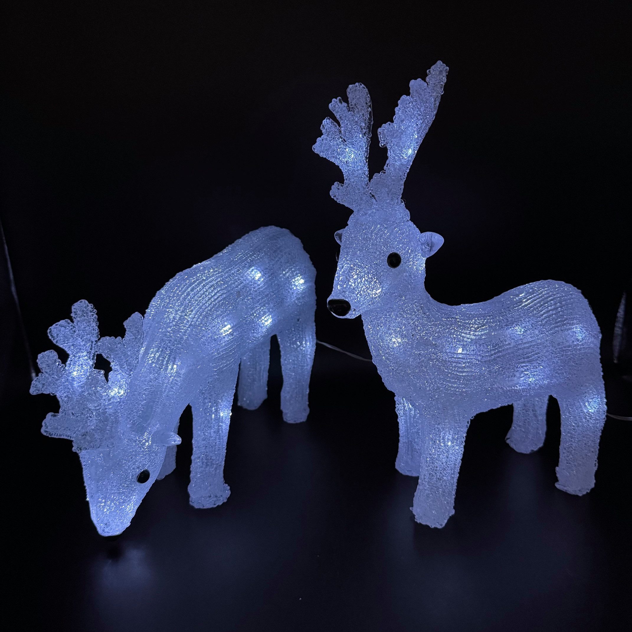 Online-Fuchs Weihnachtsfigur 2 Hirsche aus Acrylglas mit LED-Beleuchtung - Weihnachtsdeko für außen (kaltweiße Beleuchtung, 8 verschiedene Leuchtmodi), innovative Hybrid-Solarfunktion mit Solarpanel und Batterien