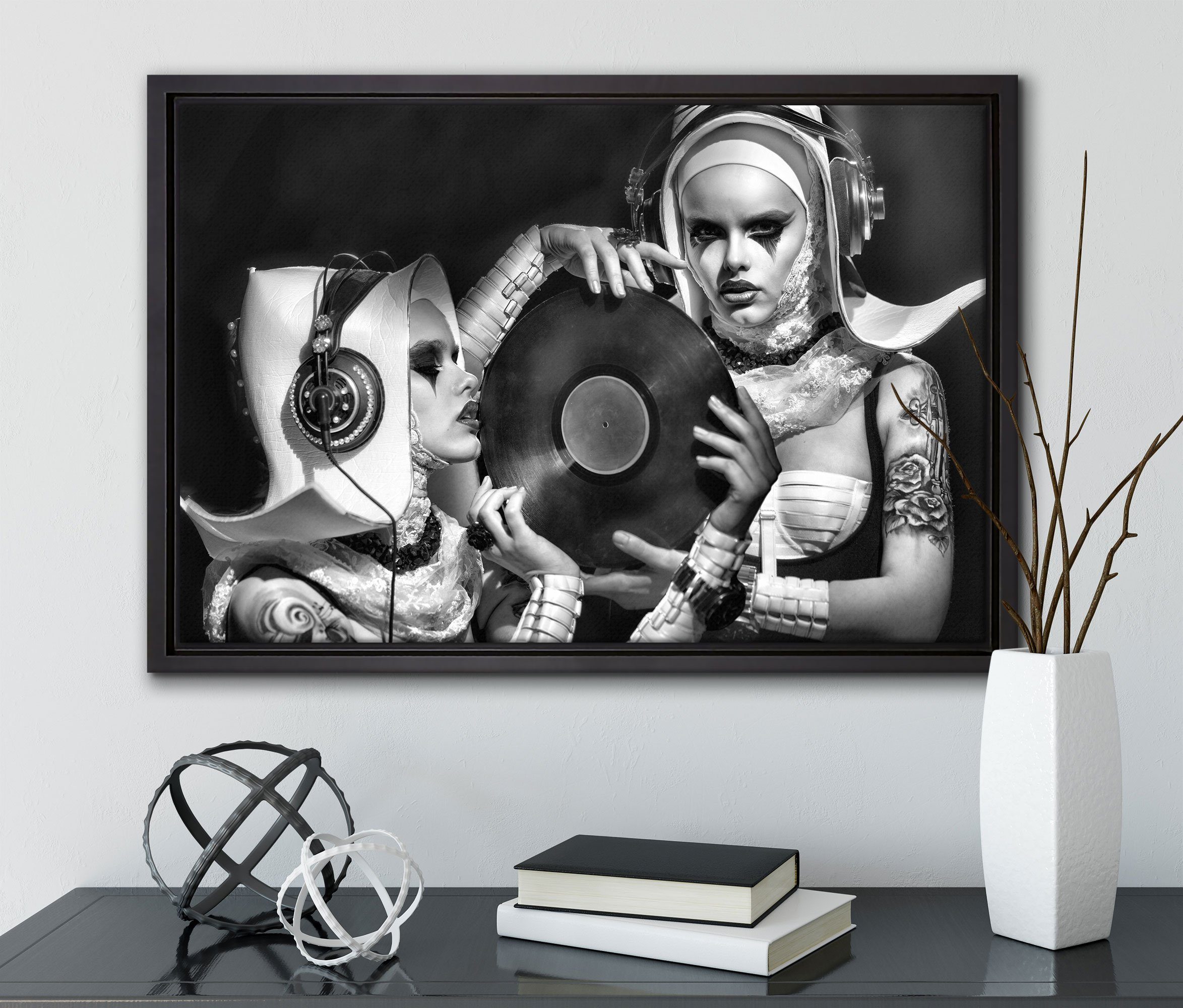 Pixxprint Leinwandbild Mysteriöse DJ Frauen, in Wanddekoration bespannt, fertig einem St), Zackenaufhänger Leinwandbild (1 gefasst, Schattenfugen-Bilderrahmen inkl