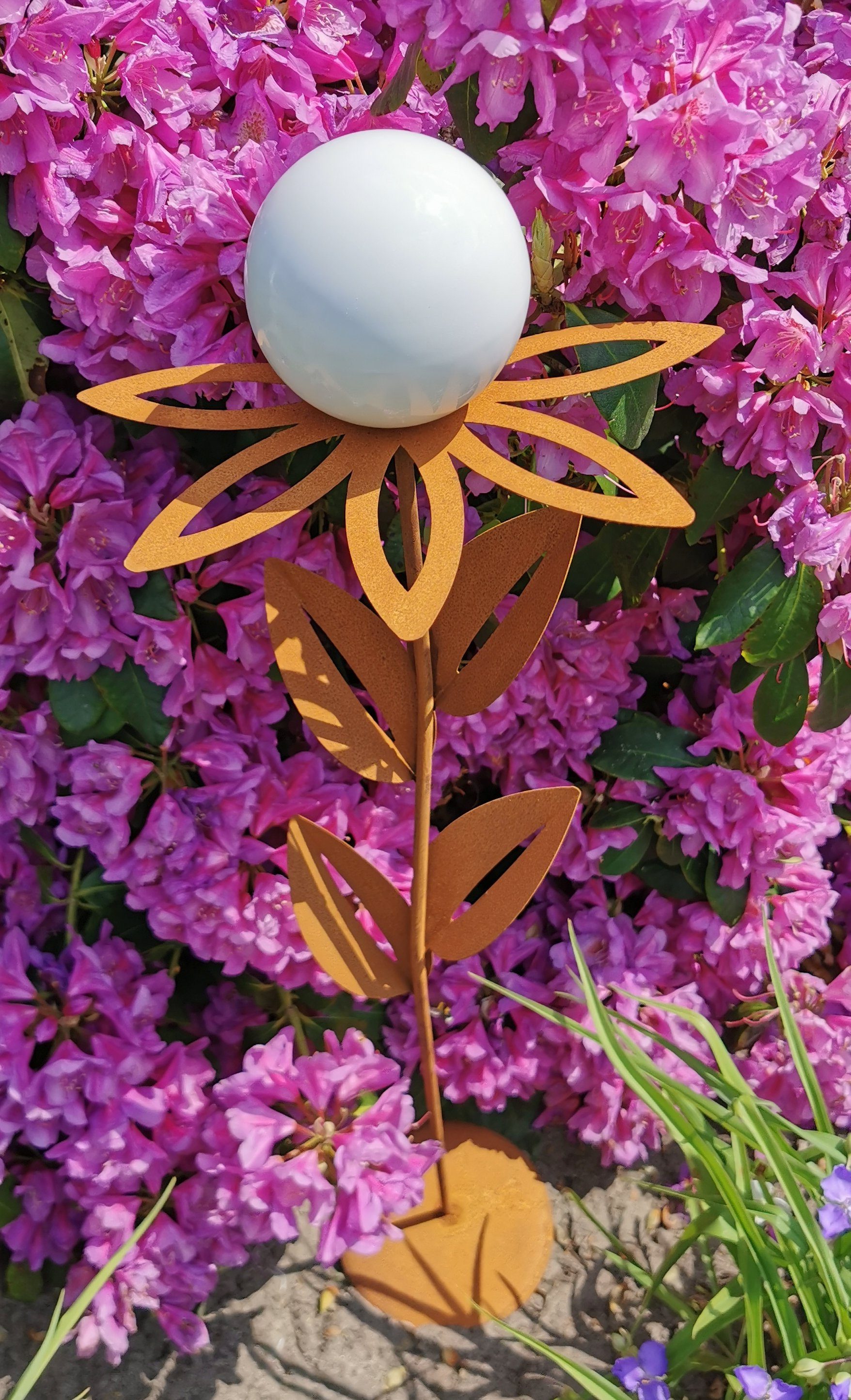 Jürgen Bocker Garten-Ambiente Gartenstecker Skulptur Blume Paris Corten 77 cm mit Kugel und Standfuß weiß