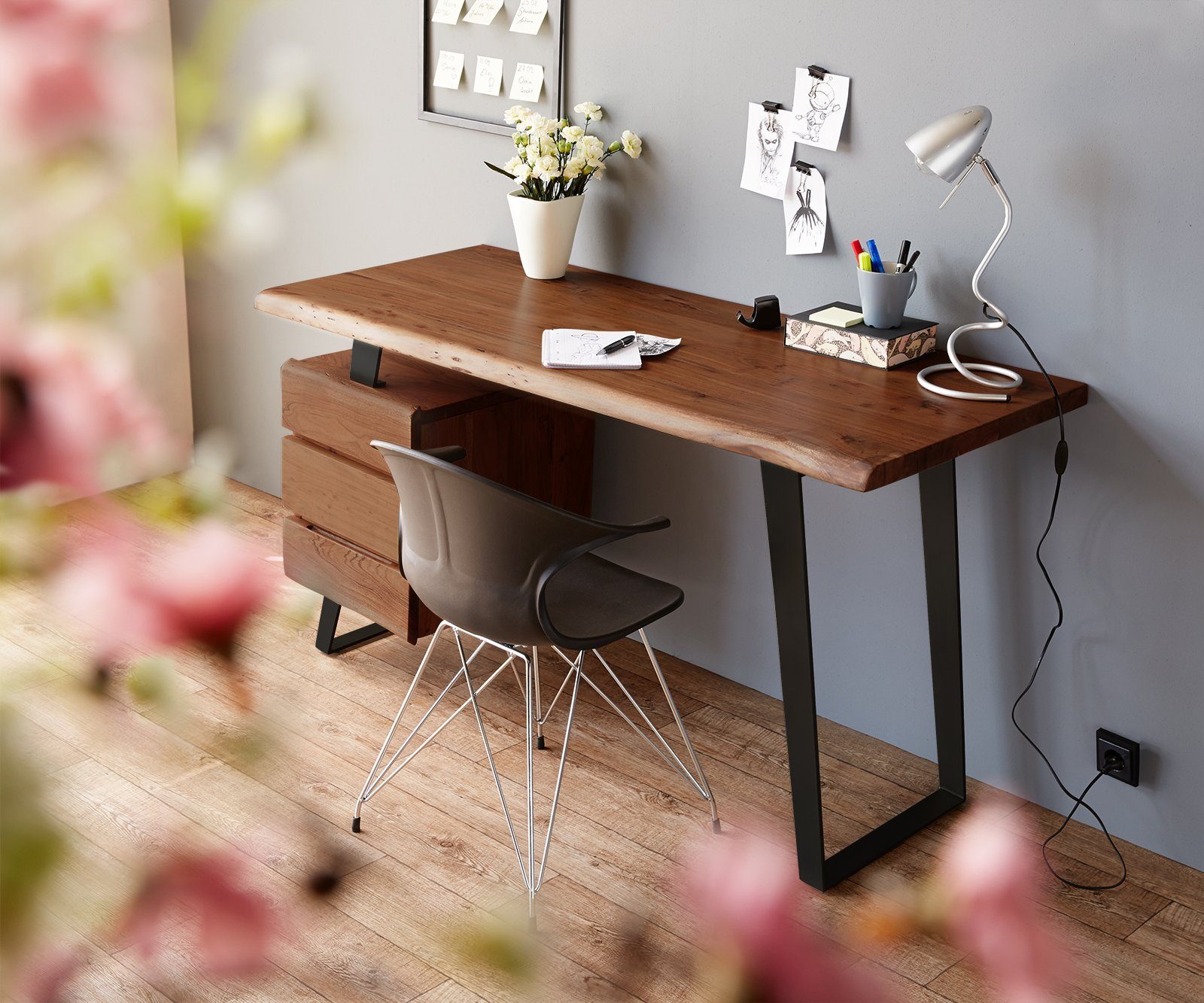 DELIFE Schreibtisch Live-Edge, Akazie Braun 150x60 cm Massiv Baumkante 3  Schübe Schreibtisch