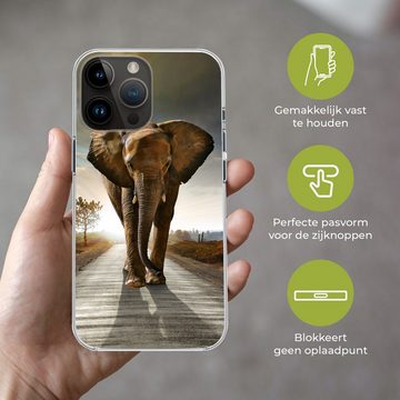 MuchoWow Handyhülle Elefant - Straße - Tiere - Sonnenuntergang - Landschaft, Handyhülle Telefonhülle Apple iPhone 14 Pro Max