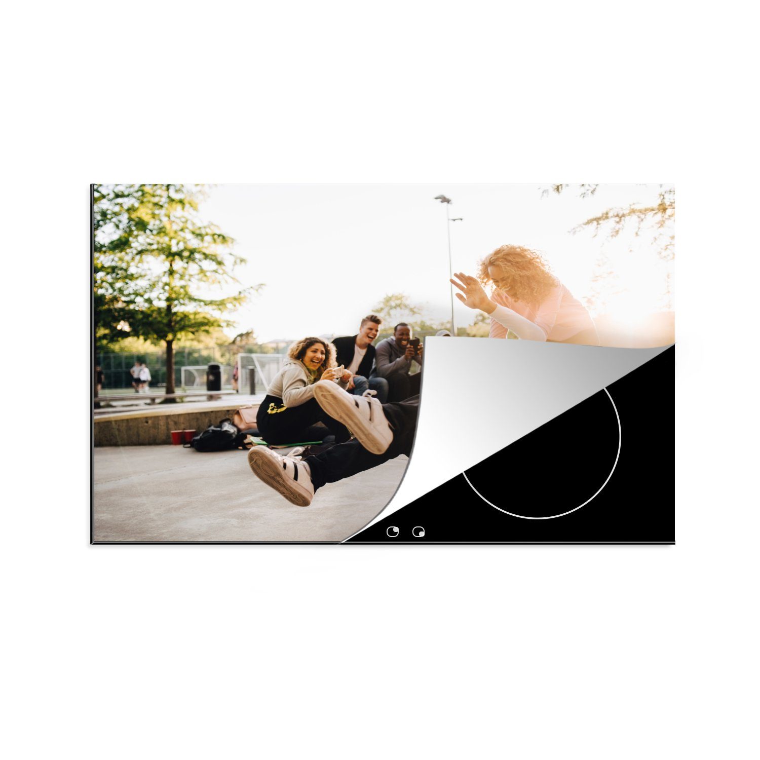 MuchoWow Herdblende-/Abdeckplatte Freunde fahren mit dem Skateboard und lachen im Park, Vinyl, (1 tlg), 81x52 cm, Induktionskochfeld Schutz für die küche, Ceranfeldabdeckung