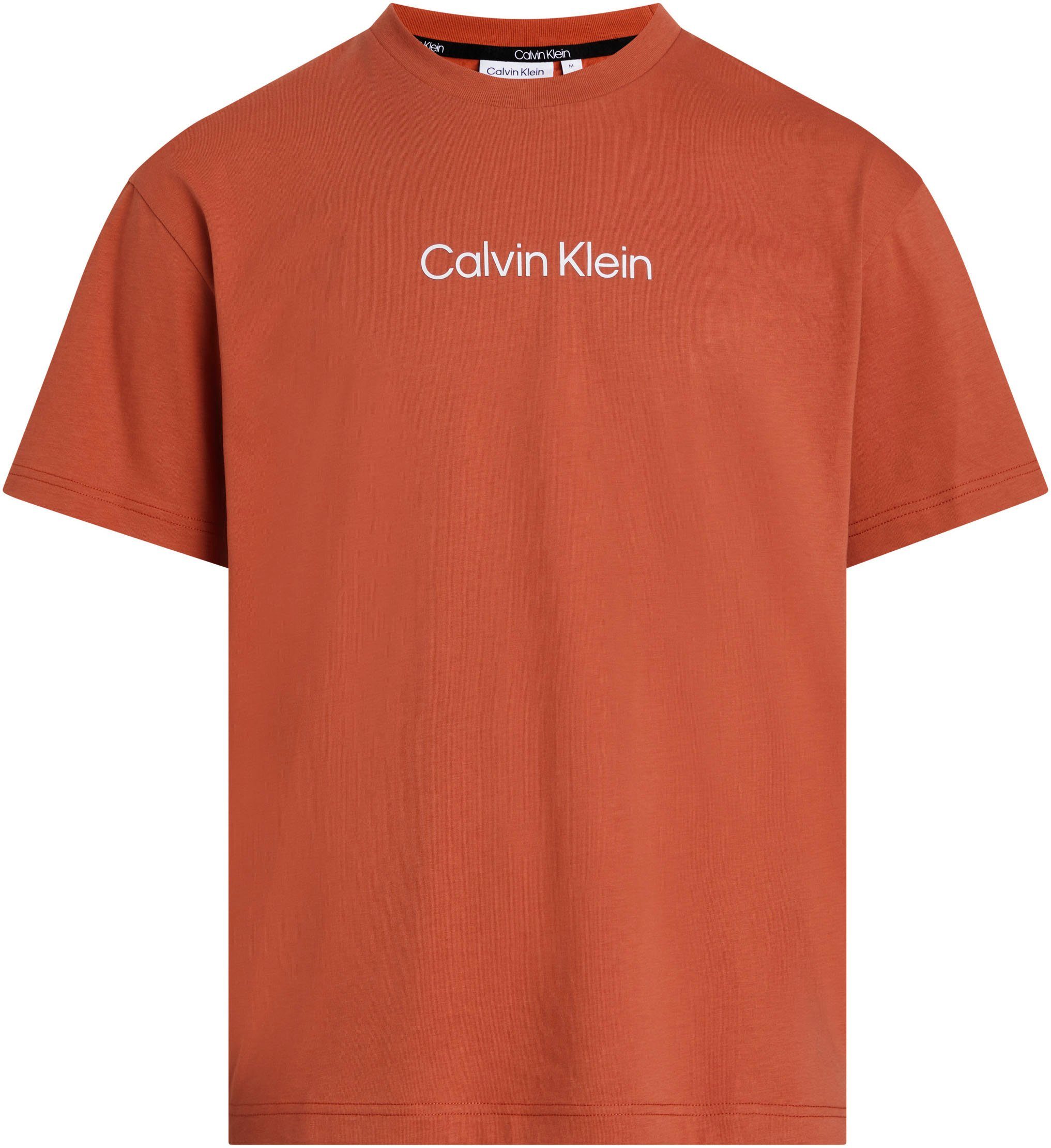 Calvin Klein T-Shirt T-SHIRT LOGO Copper COMFORT Markenlabel HERO aufgedrucktem mit Sun