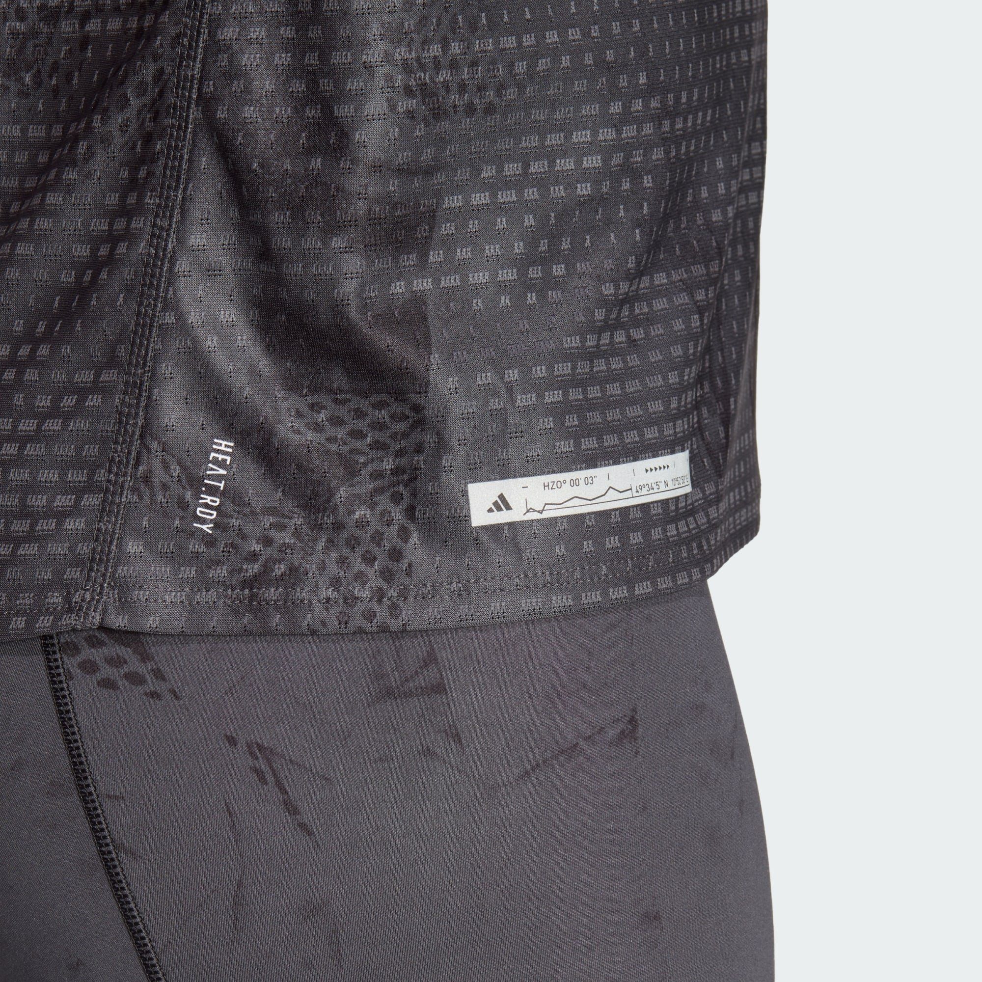 adidas PRINT / TEE ALLOVER Black Performance Carbon Laufshirt ULTIMATEADIDAS