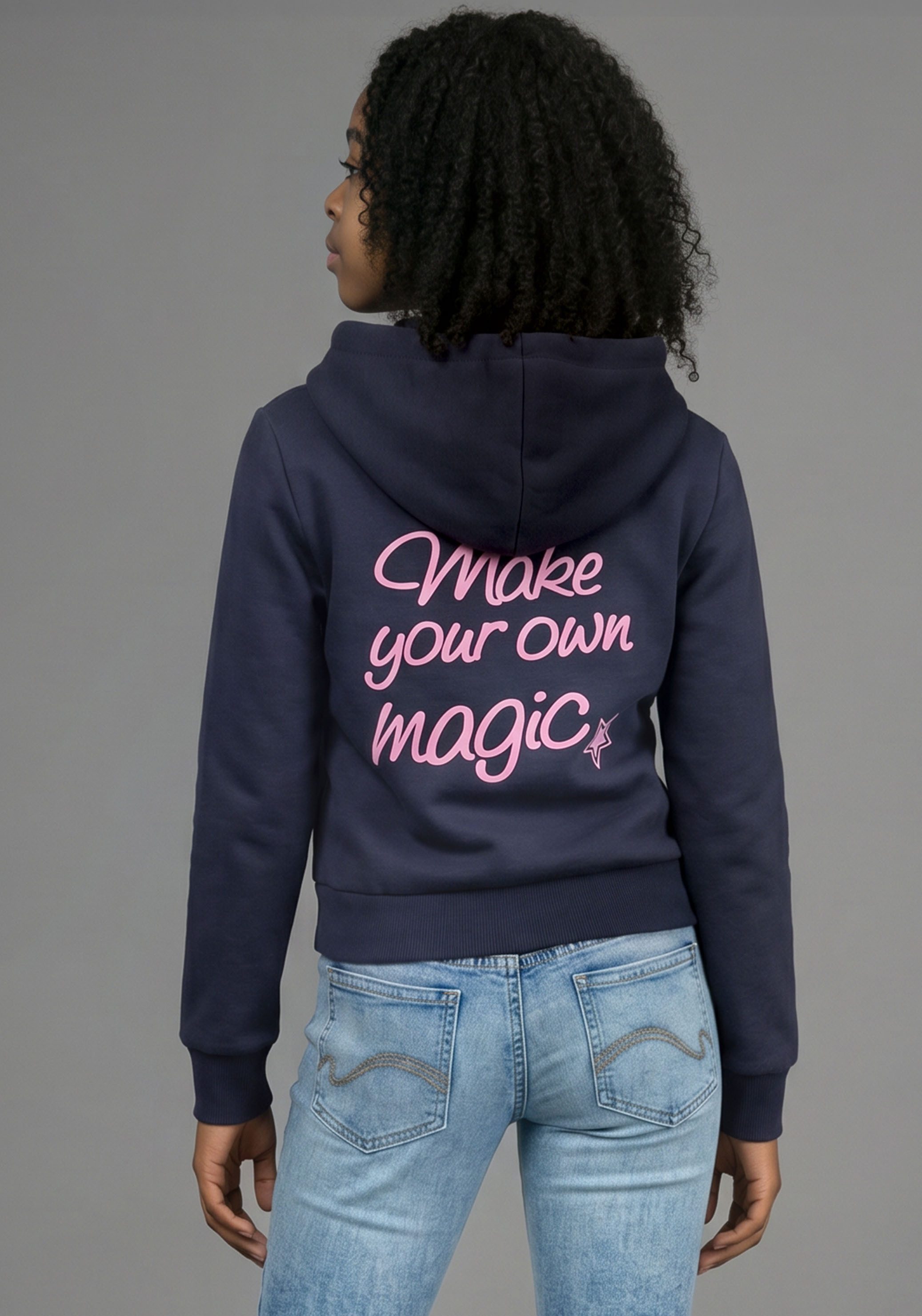KIDSWORLD Kapuzenshirt Slogan Hoodie: MAKE YOUR OWN MAGIC kurze Schnittform, mit Langarm, mit Statement-Print, mit Kapuze