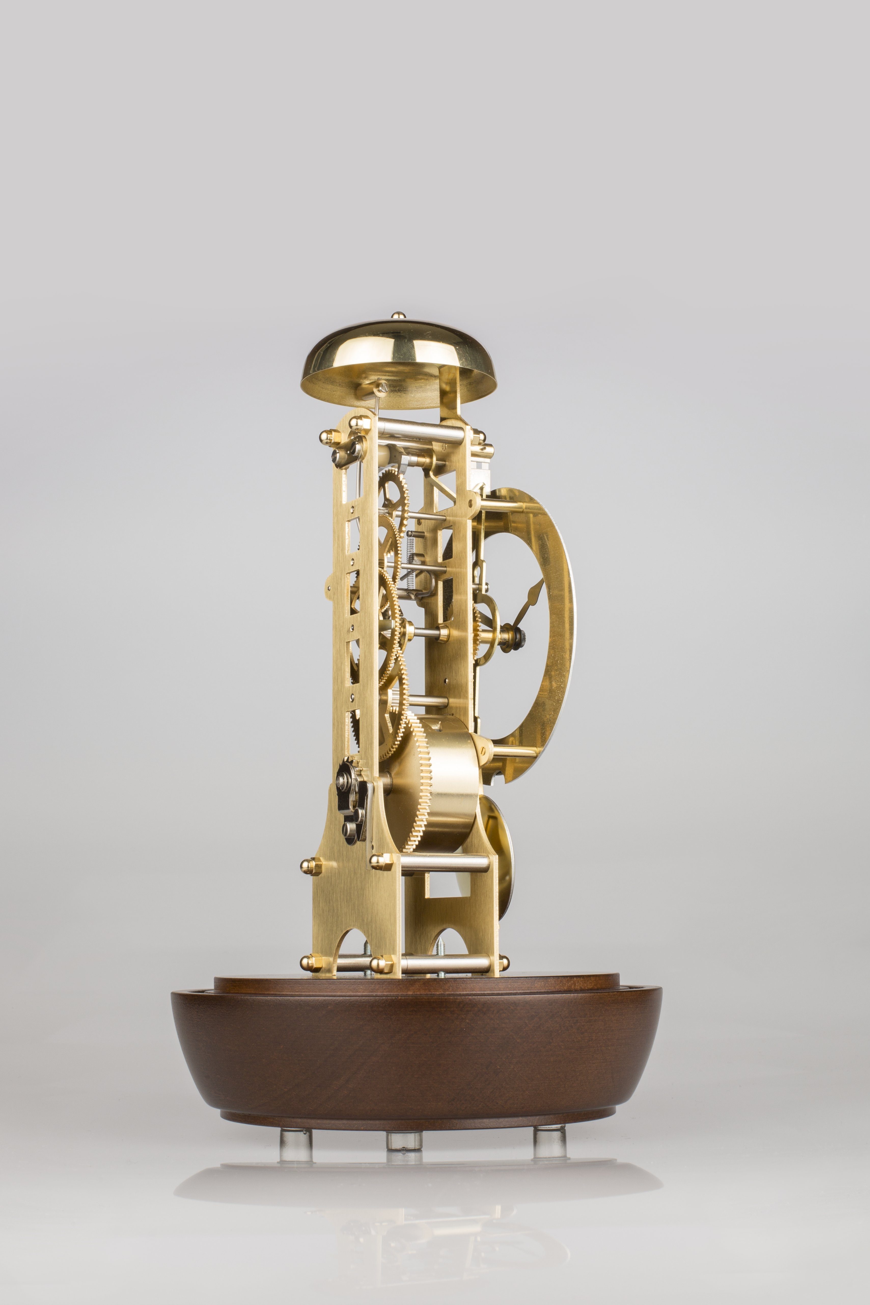 Hermle Pendeltischuhr Skelettwerk mit stündlichem Schlag auf Glocke 23018-030791 Werk unter Glasglocke