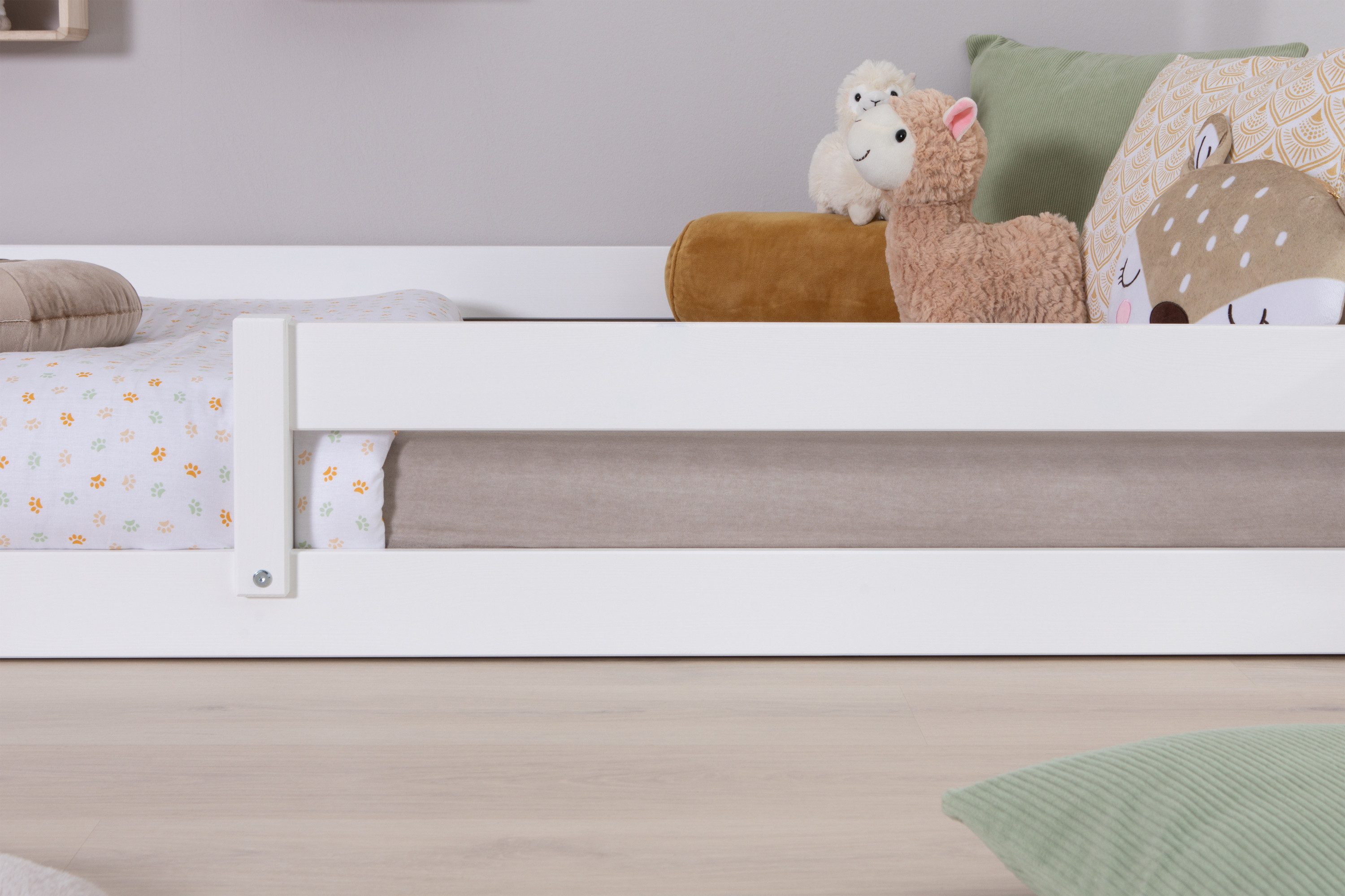 Ticaa Kinderbett Emi Hausbett Bodenbett mit Rausfallschutz 150kg (aus Kiefer Massivholz), inkl. stabilem Roll-Lattenrost, Weiß – Bild 4 von 5