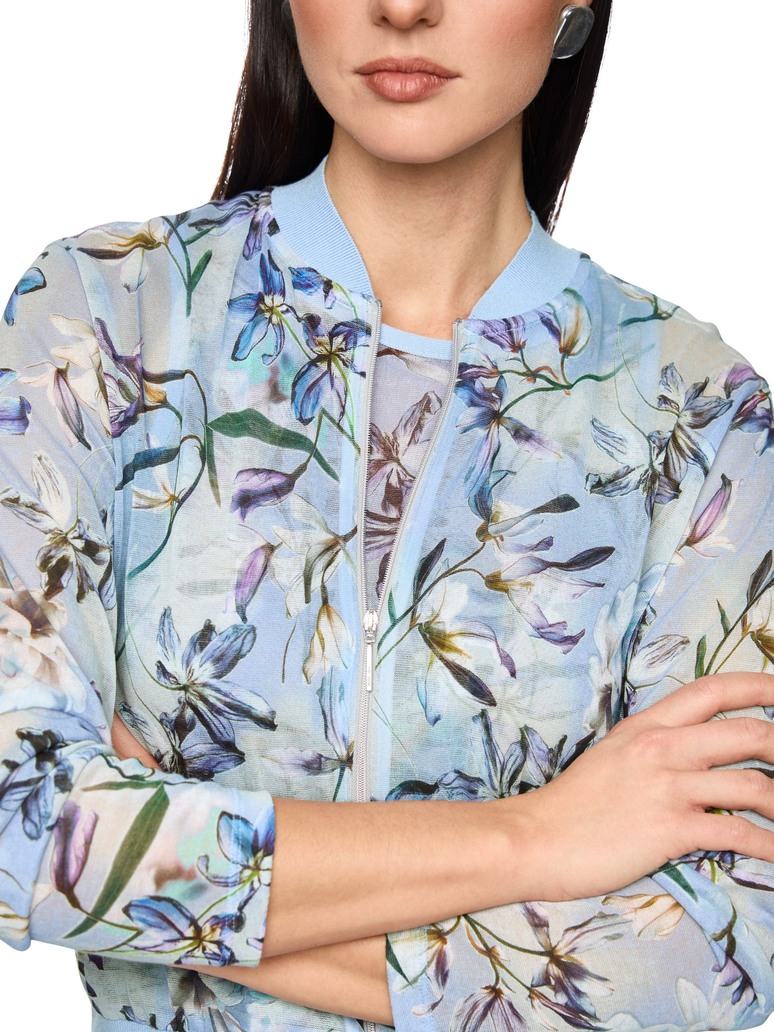 Marc Cain Strickjacke Serene Hues Premium Damenmode Allover-Blumenmotiv, im Blouson-Stil, 2-Wege-Reißverschluss