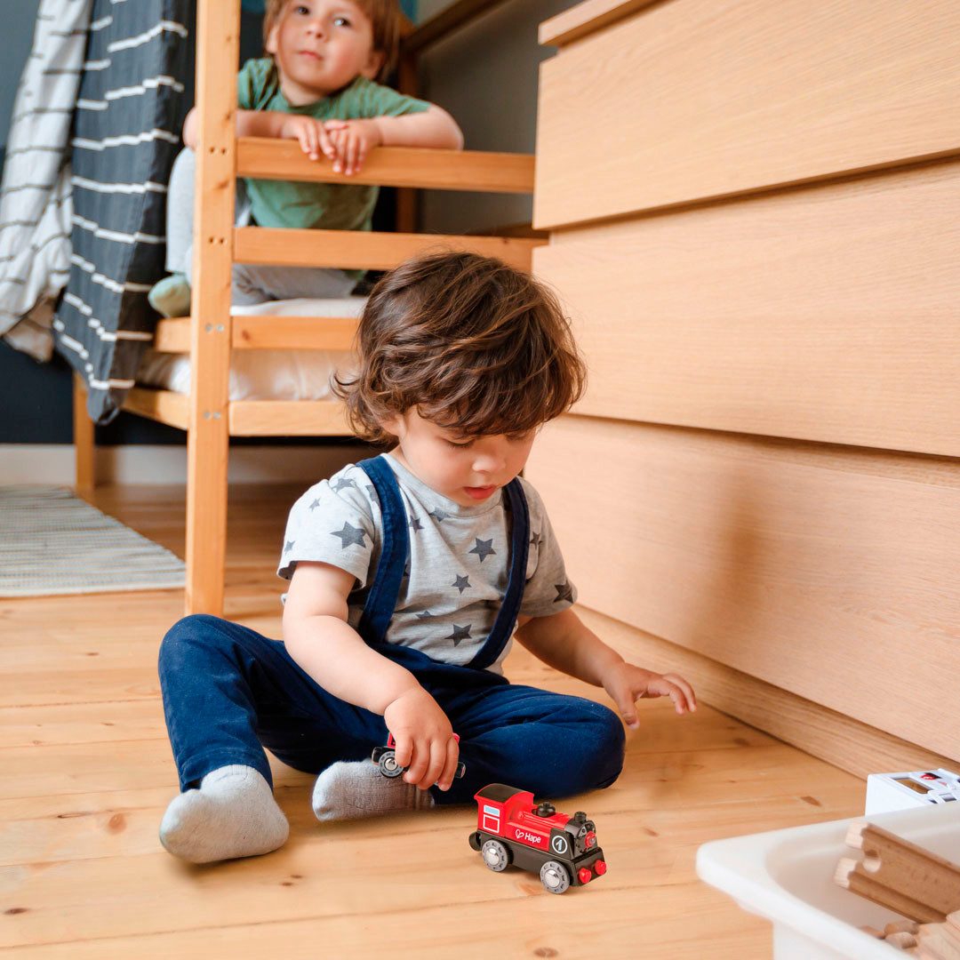 Hape Spielzeugeisenbahn-Lokomotive Batteriebetriebene Lokomotive Nr. 1, mit Licht- und Soundeffekt