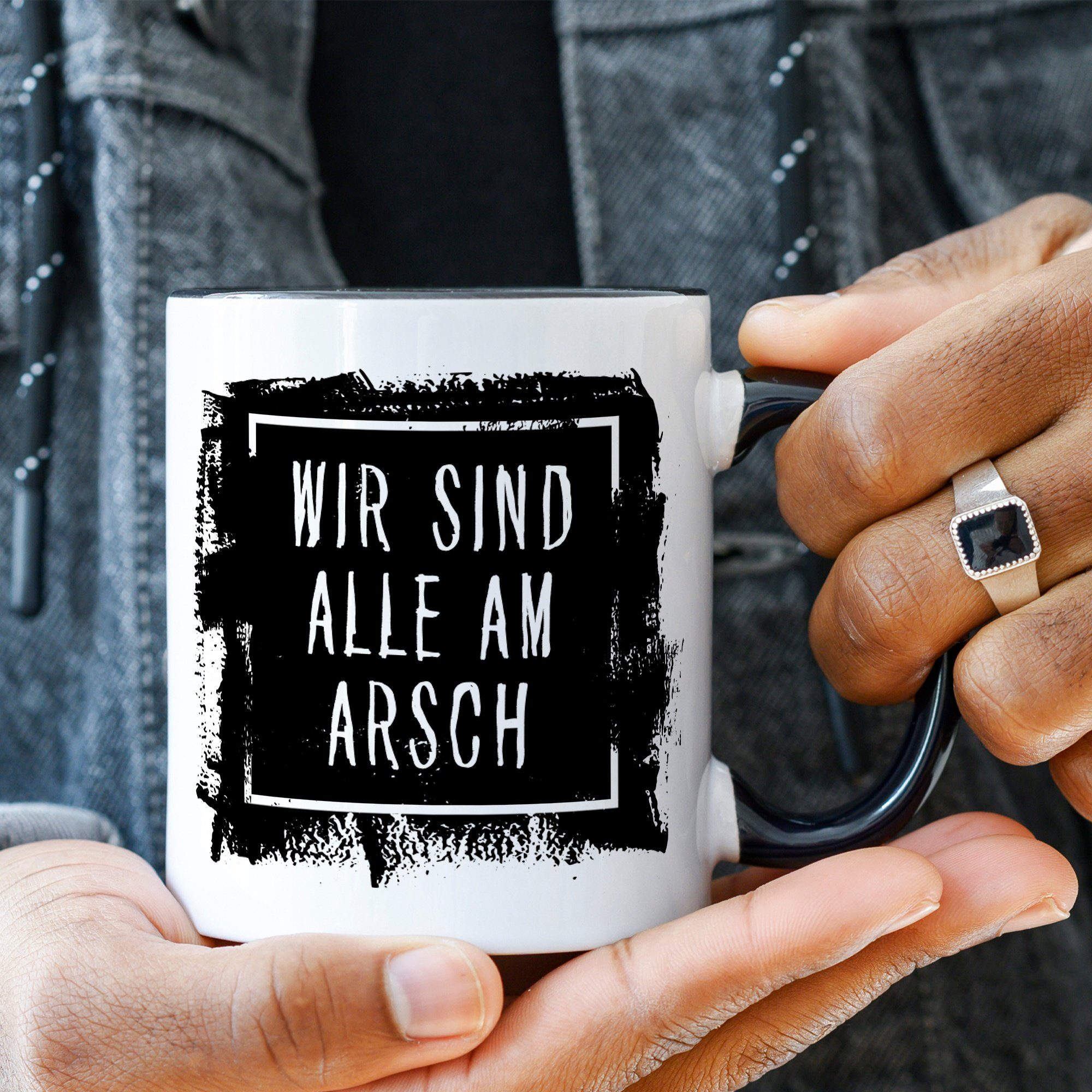 GRAVURZEILE Tasse Bedruckte Tasse mit sind - Frauen Lustige - Schwarz - – Arsch Freunde Wir Geschenke Mama alle Ihn - Weiß Spruch & am für & Weihnachten Sie Vatertag Muttertag Papa Männer Geburtstag