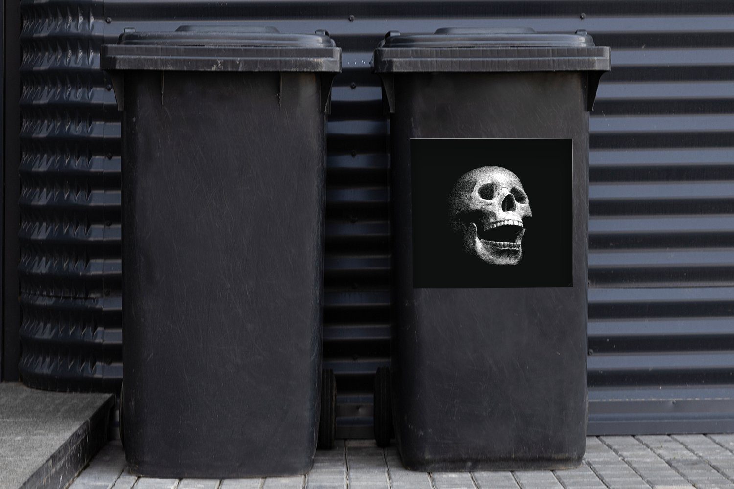 Wandsticker Mülltonne, schwarz-weiße MuchoWow eines Eine Schädels (1 Sticker, Mülleimer-aufkleber, St), Abfalbehälter Illustration Container, natürlichen
