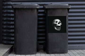 MuchoWow Wandsticker Eine schwarz-weiße Illustration eines natürlichen Schädels (1 St), Mülleimer-aufkleber, Mülltonne, Sticker, Container, Abfalbehälter