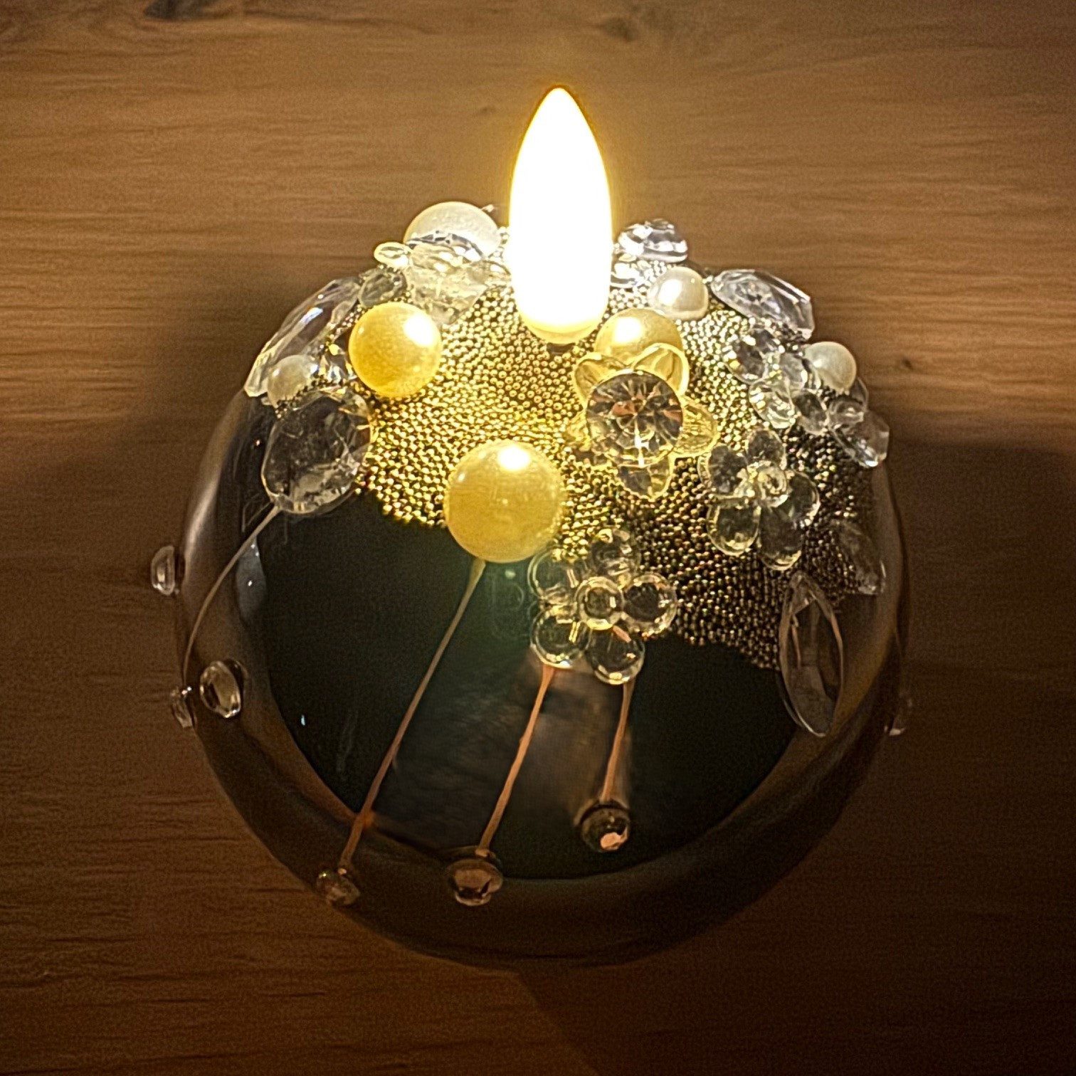 Online-Fuchs LED-Kerze - 2 runde LED Kerzen aus Glas mit 6-Stunden Timerfunktion (Weiß oder Anthrazit, realistische Kerzenflamme), mit verschiedenen Perlen und Glasblumen bestückt