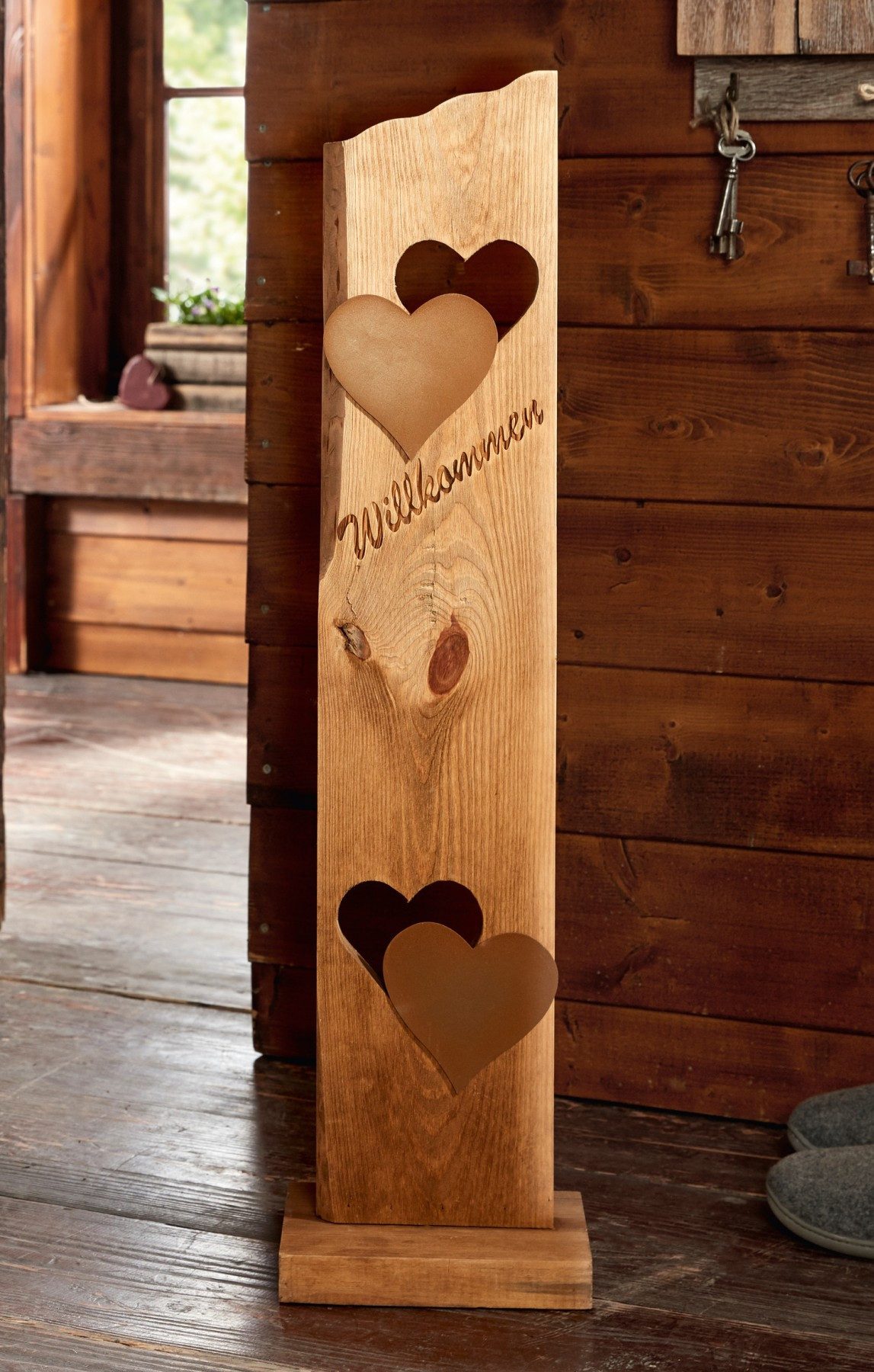 Dekoleidenschaft Dekosäule "Willkommen" aus Holz 80 cm hoch mit 2 Herzen aus Metall in Rostoptik, Welcome Holzdeko, Eingangsbereich, Eingangsdeko, Säule