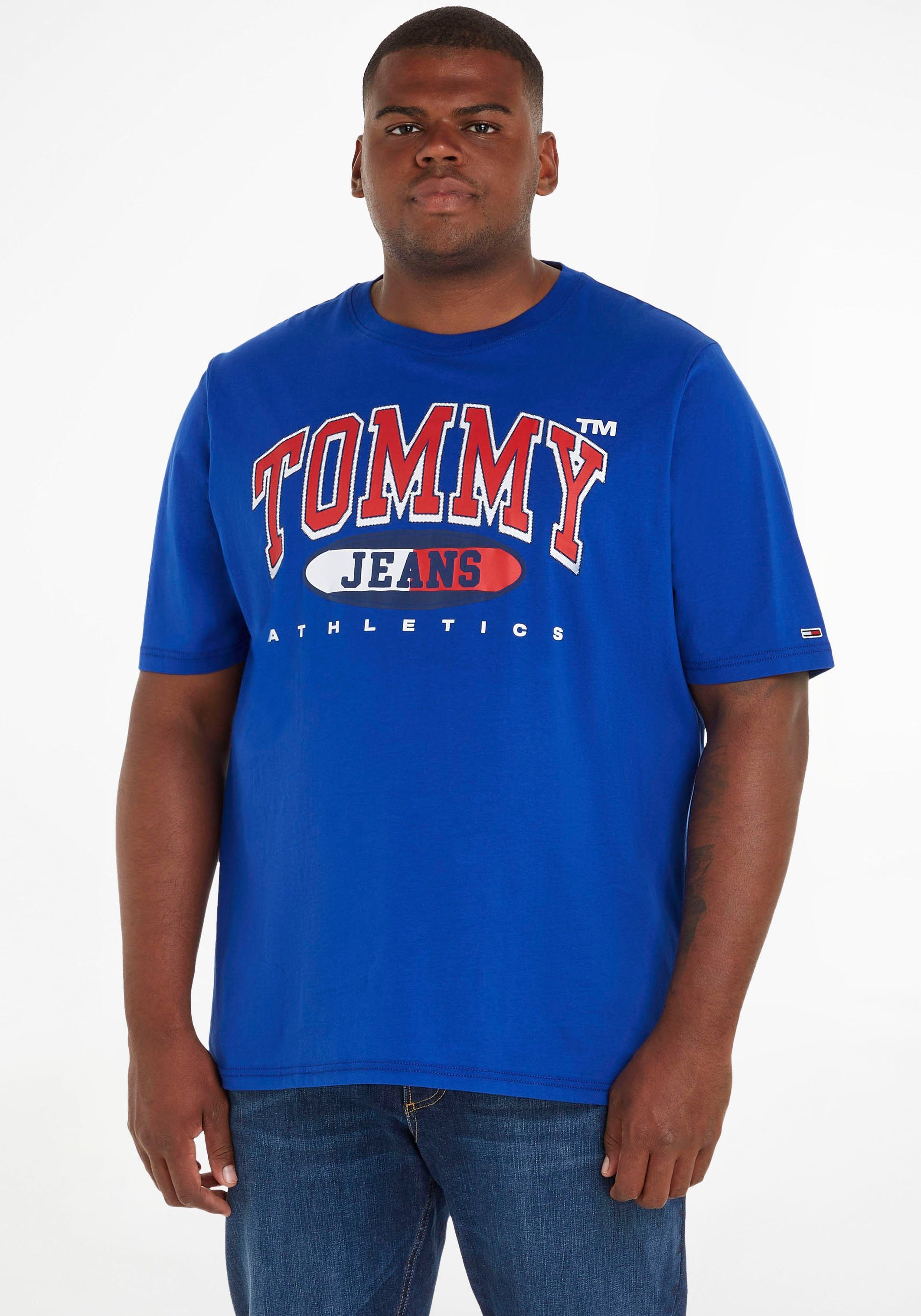 GRAPHIC der Jeans Plus mit PLUS Brust TEE TJM Tommy Ultra auf Blue ESSENTIAL Print T-Shirt