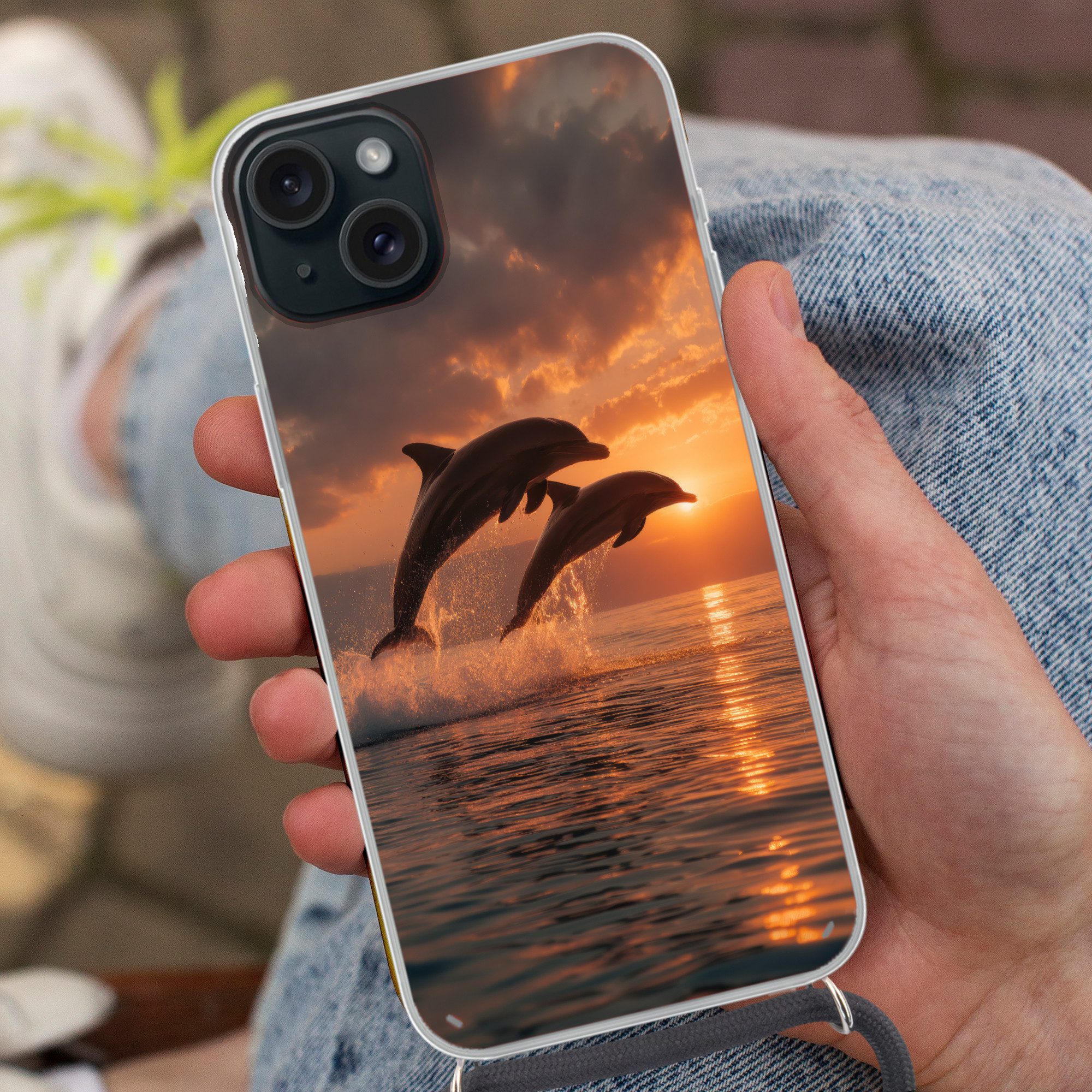 MuchoWow Handyhülle für Apple iPhone 15 Plus Delfine - Meer - Realistisch, Tragbare Handyhüllen mit Kette zum umhängen, Handykette Handyband