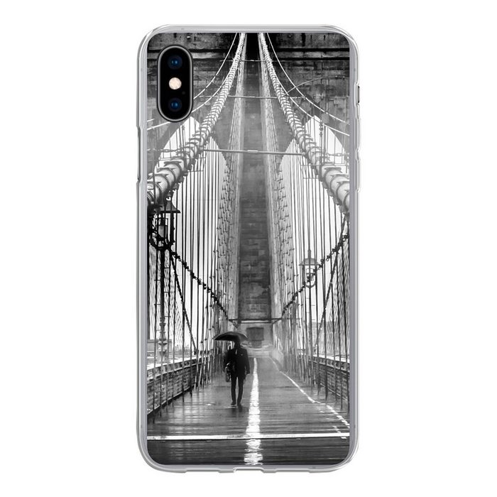 MuchoWow Handyhülle Brooklyn Bridge während des Regens in Schwarz und Weiß Handyhülle Apple iPhone Xs Max Smartphone-Bumper Print Handy