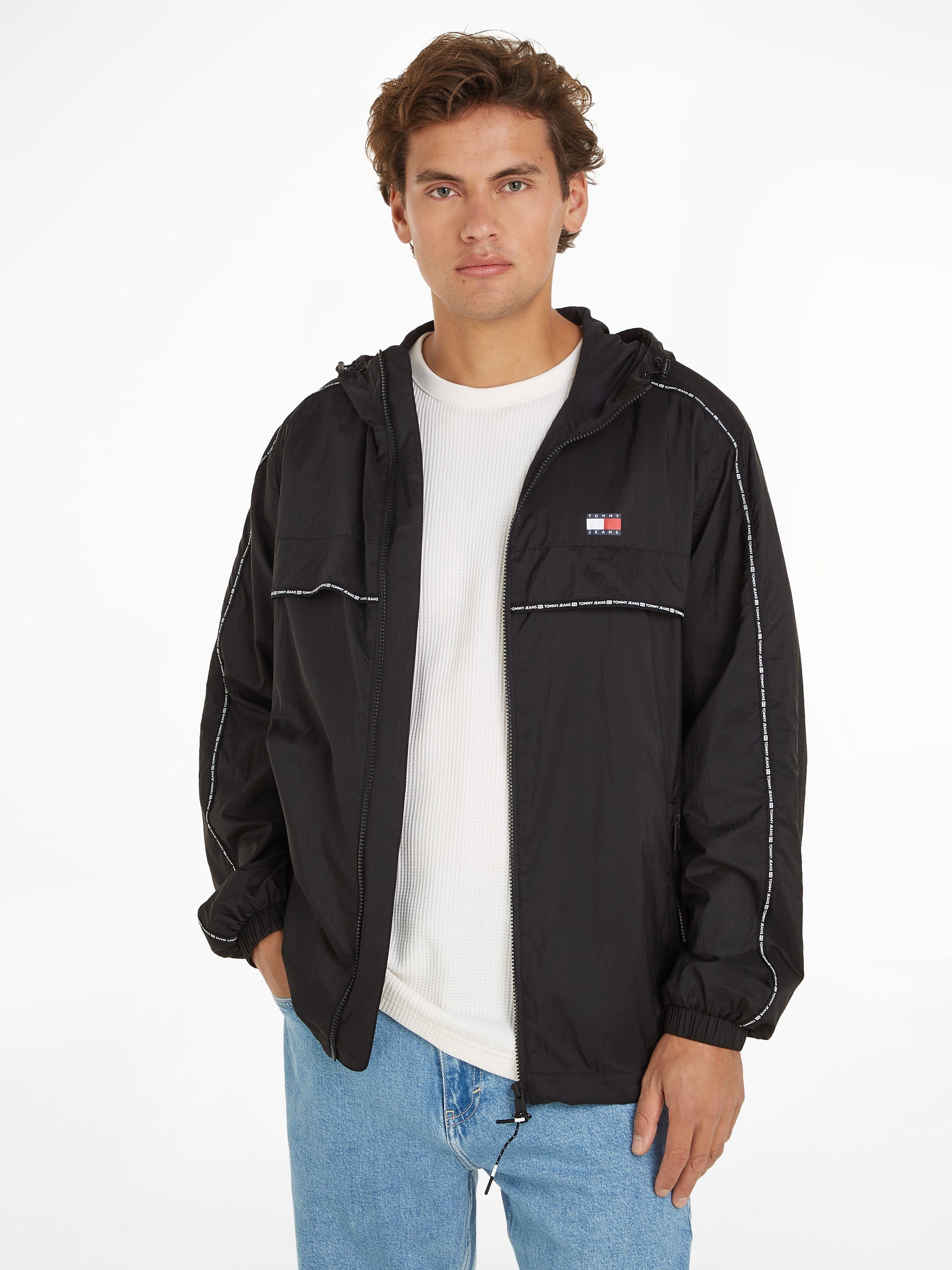 Tommy Jeans Blouson TJM CHICAGO TAPE WINDBREAKER EXT Tape mit Markenschriftzug am Ärmel