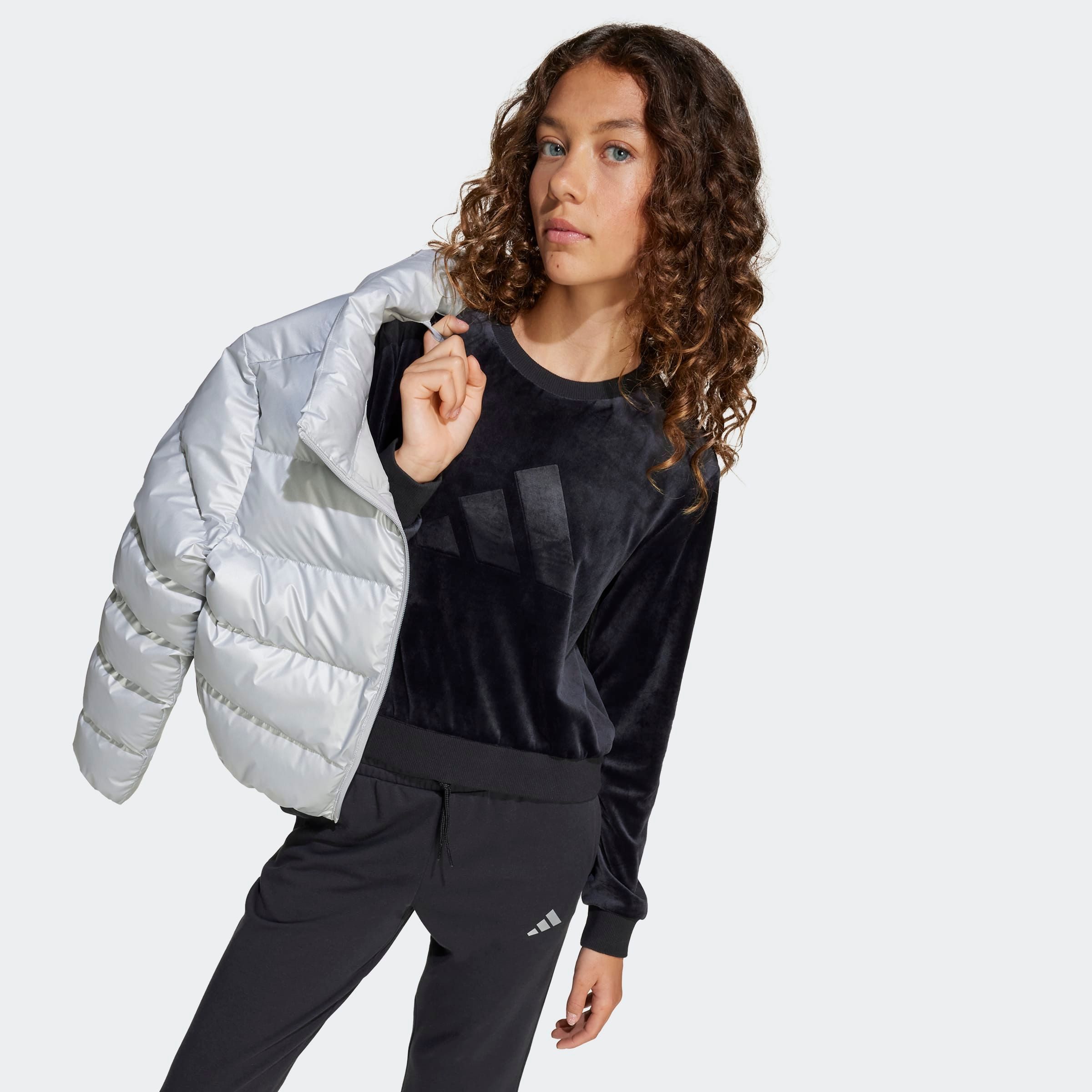 adidas Sportswear Sweatshirt GIRL HOLIDAY BAUCHFREIES aus weichem Samt, bauchfreier Schnitt, Rundhalsausschnitt