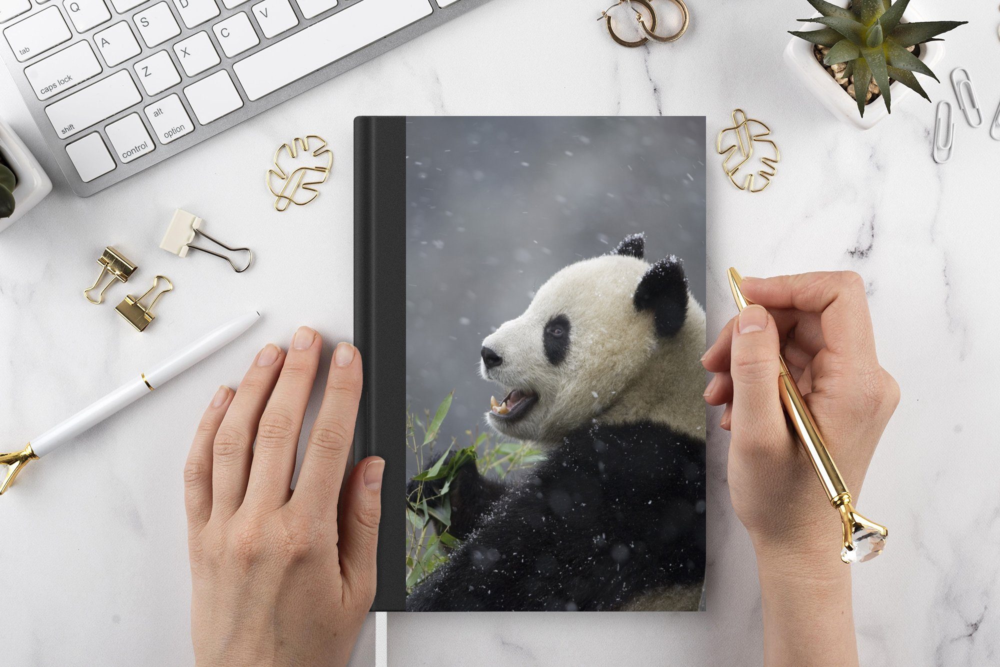 MuchoWow Notizbuch Panda - Schnee Merkzettel, Haushaltsbuch Journal, Notizheft, Winter, - A5, 98 Seiten, Tagebuch