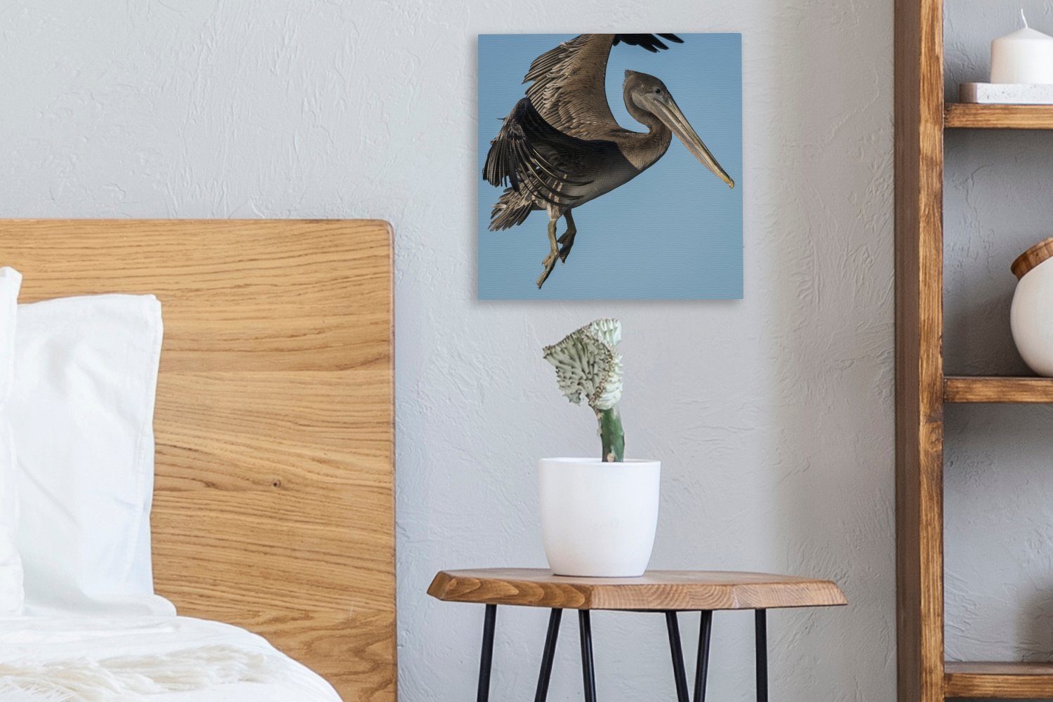 OneMillionCanvasses® Leinwandbild Ein brauner den (1 Himmel, blauen für Leinwand Pelikan fliegt Schlafzimmer Bilder in St), Wohnzimmer